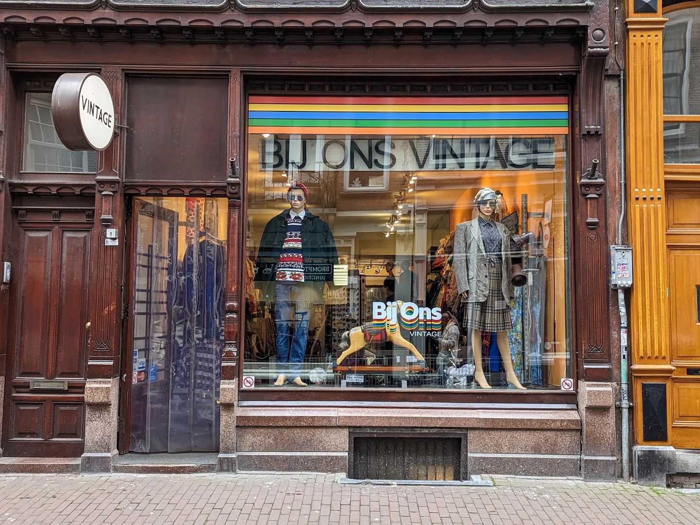 Gevel van Bij Ons Vintage met etalagepoppen in vintage kleding