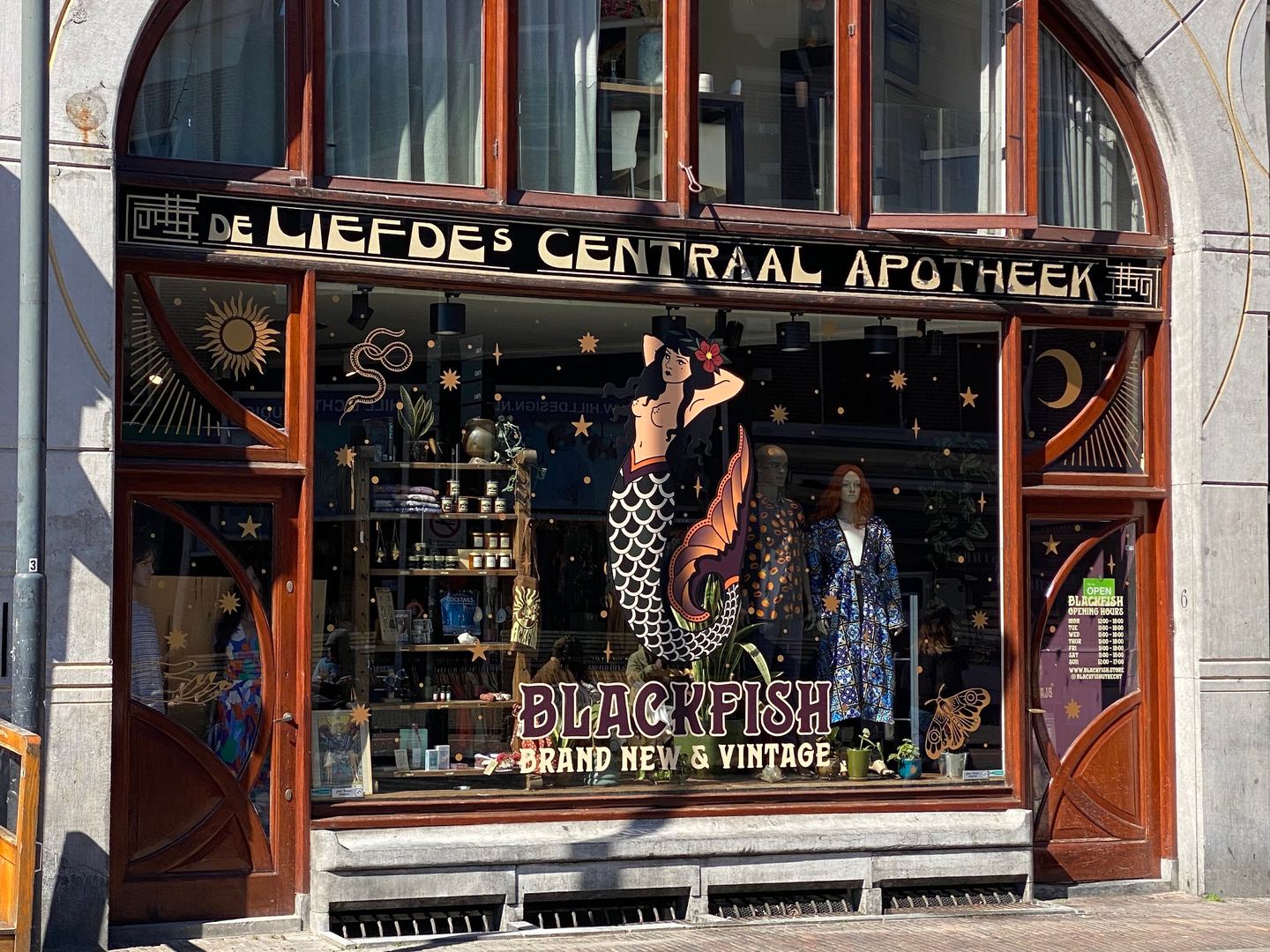 Gevel van BLACKFISH met een zeemeermin op het raam en het opschrift Brand New & Vintage