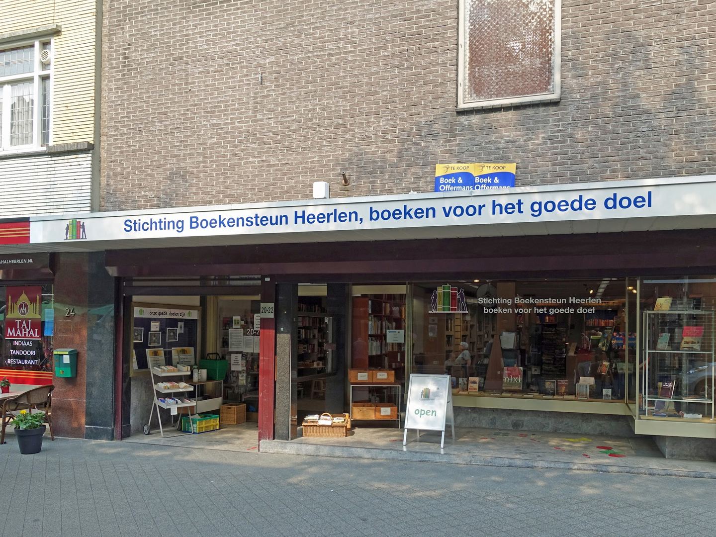 Gevel van Stichting Boekensteun Heerlen met etalage vol boeken