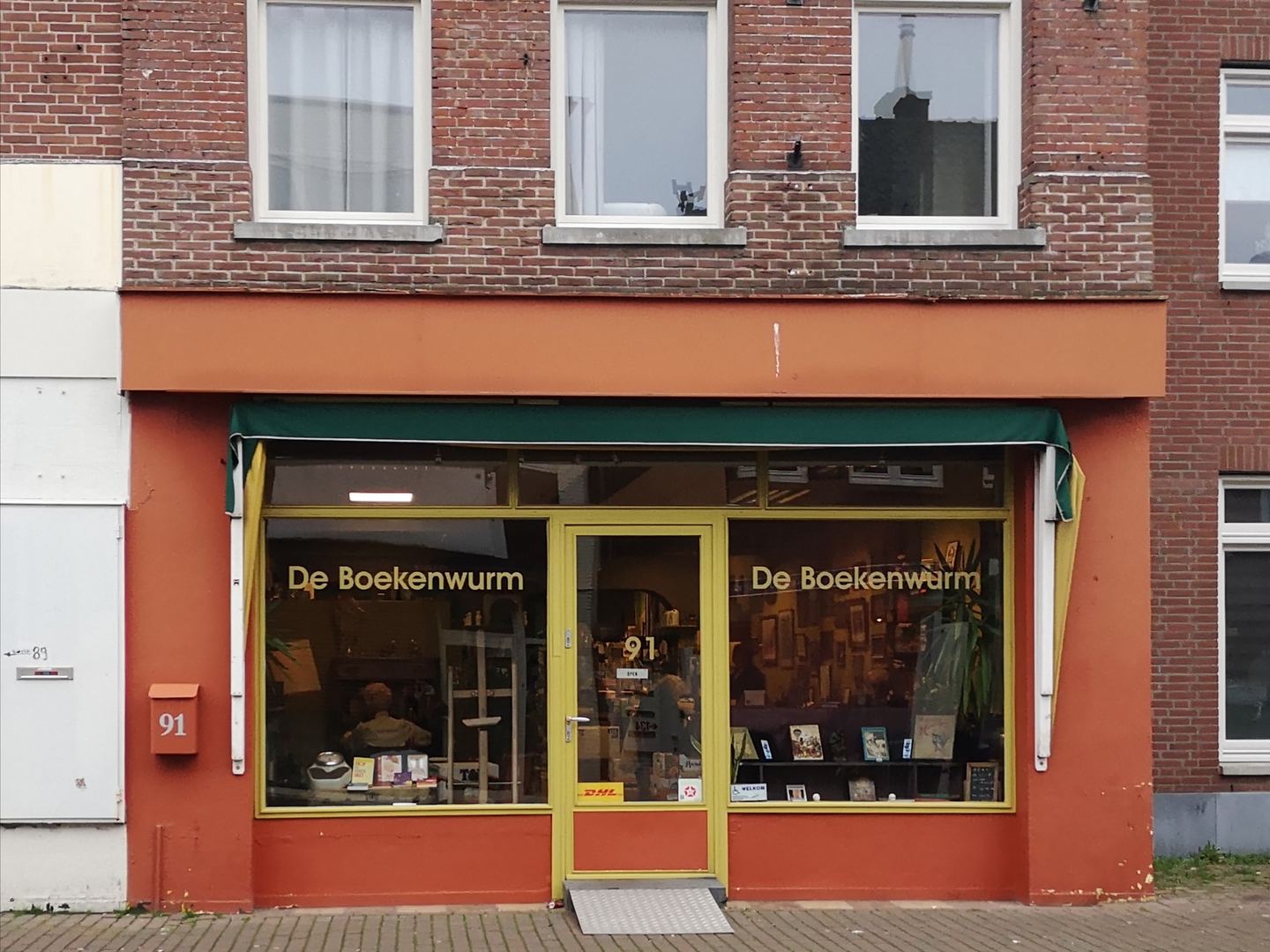 Winkelpui van De Boekenwurm met boeken in de etalage
