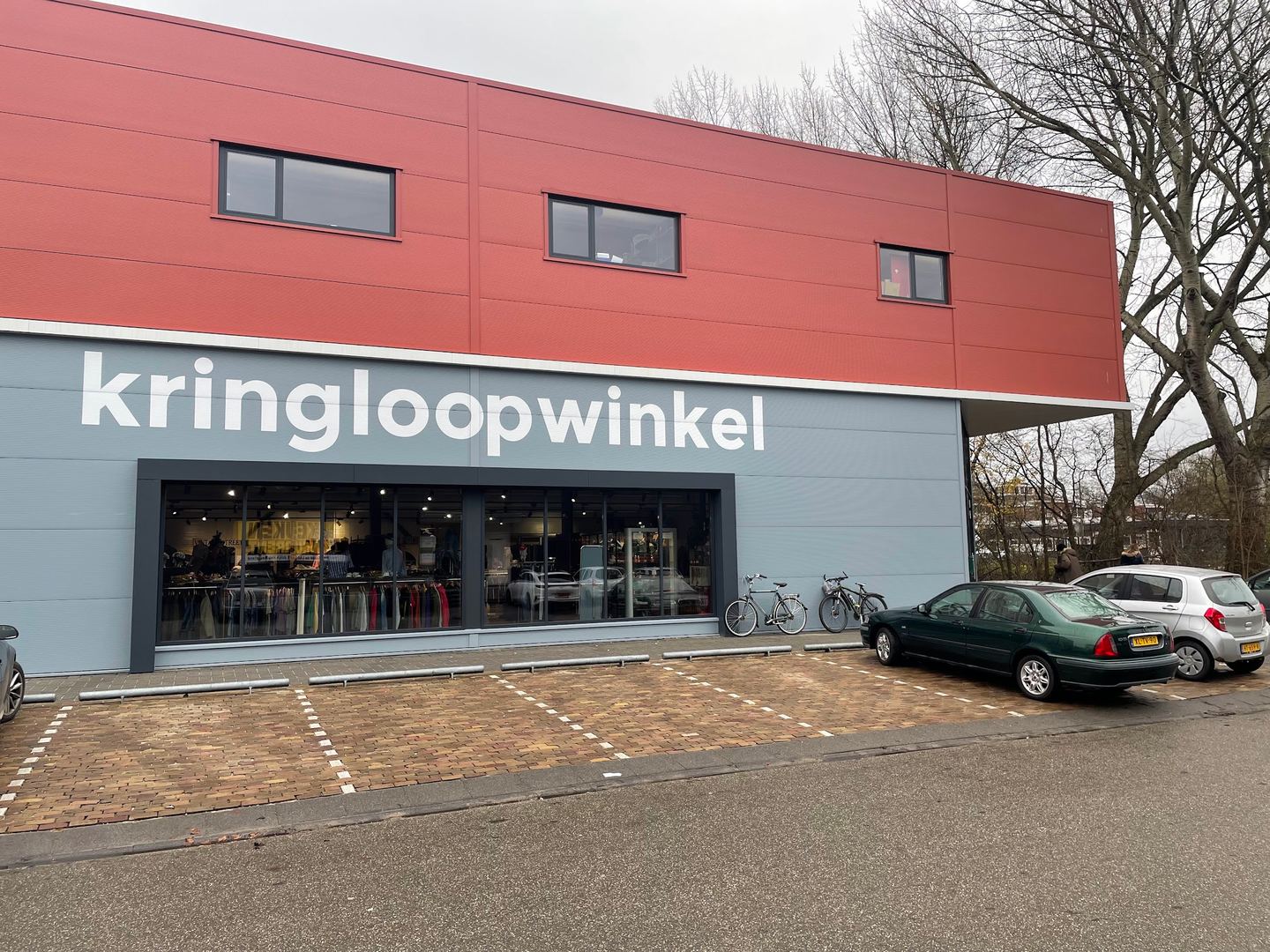 Gevel van De Boem Kringloopwinkel Ziederij met grote letters kringloopwinkel boven de etalage