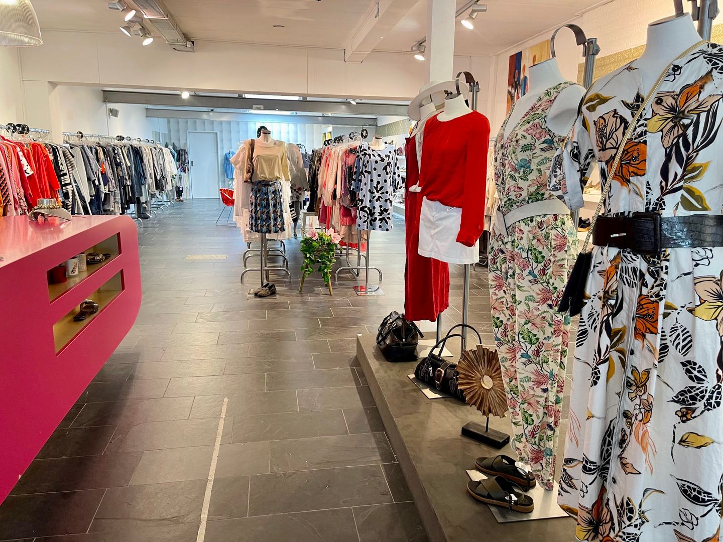 Rekken en paspoppen met tweedehands designerkleding in De Diva Sneek