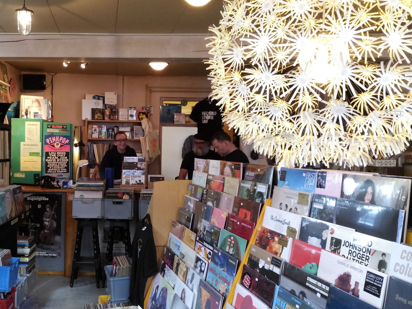 Bakken met lp's en platenhoezen in de vinylzaak De Langspeelplaat