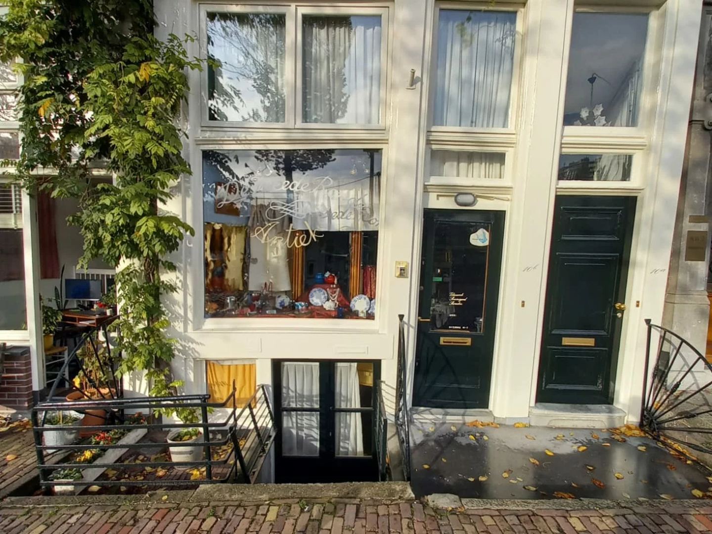 The exterior facade of the antique shop De Tweede Ronde in Amsterdam.