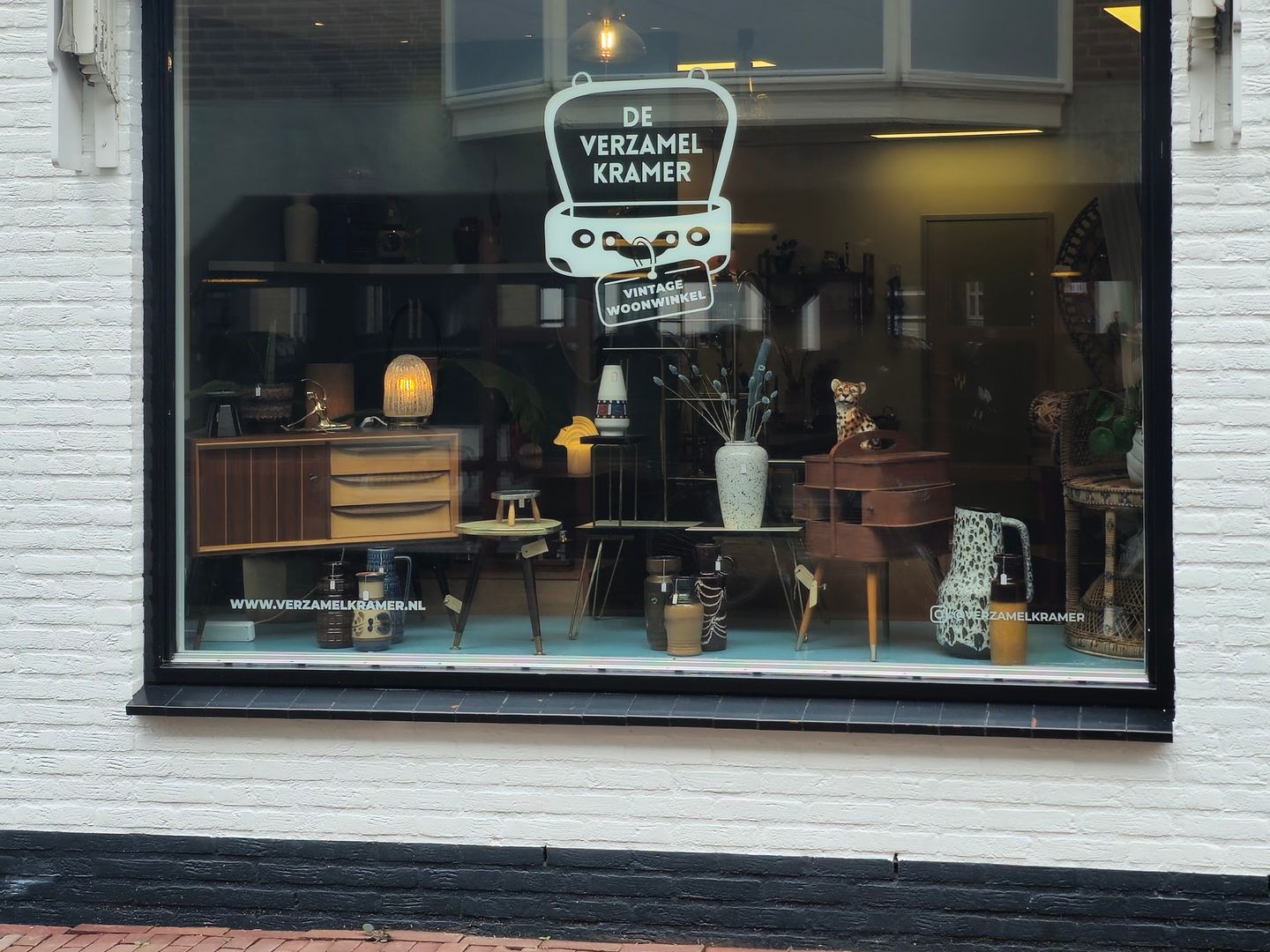 Etalage van De Verzamelkramer met vintage meubels, lampen en keramiek