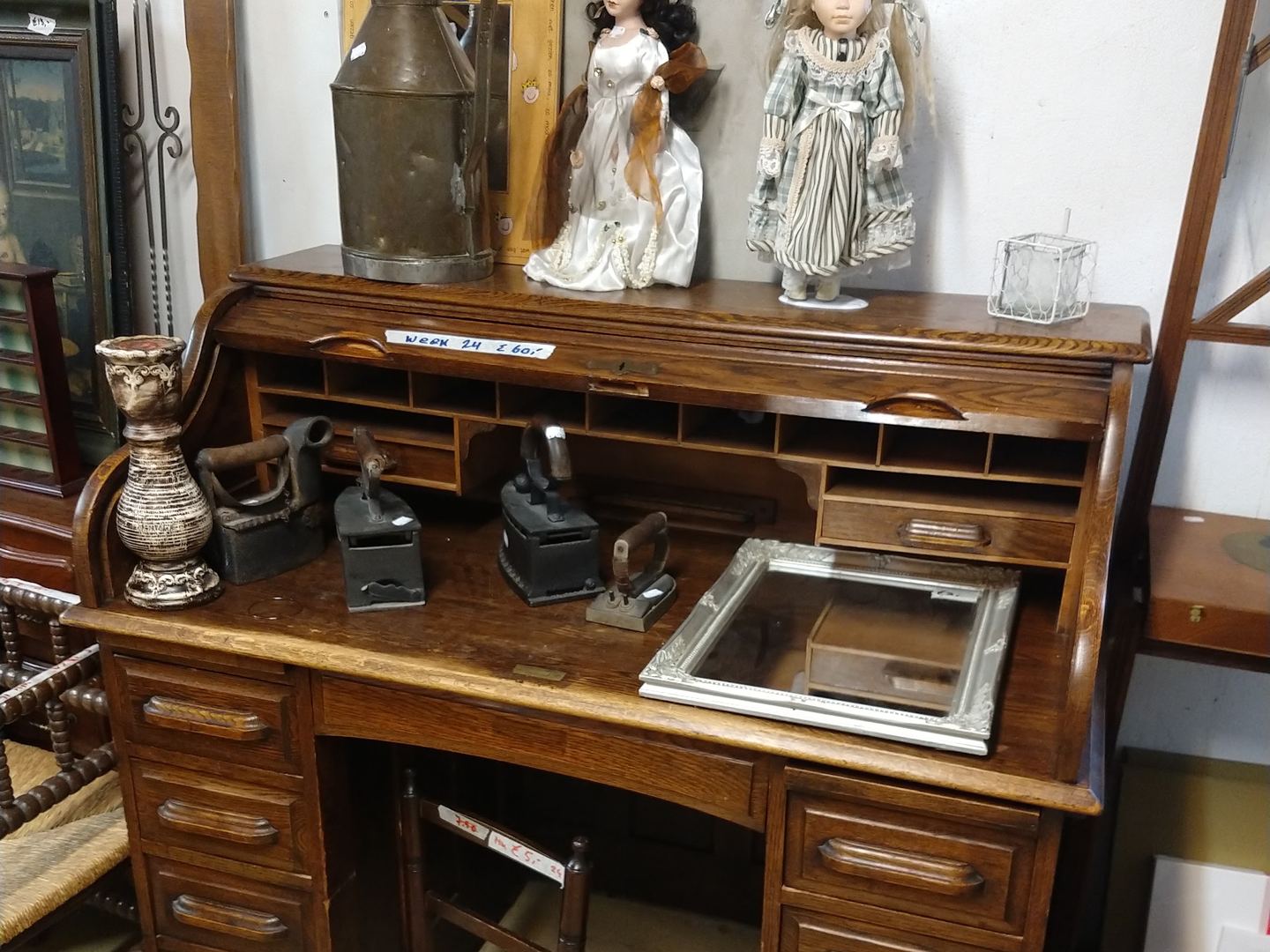 Interieur van De Zutphense Hand met een antiek rolluikbureau, poppen en oud gietijzeren strijkgoed
