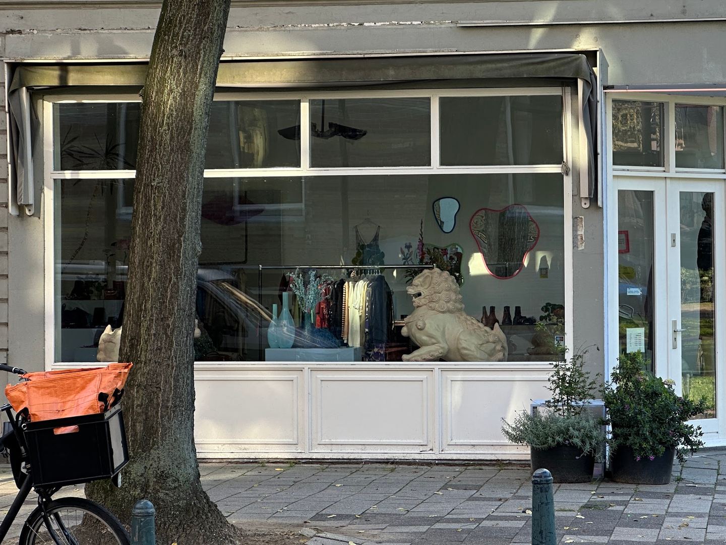 Winkelpui van Dear Hunter met etalage vol vintage kleding