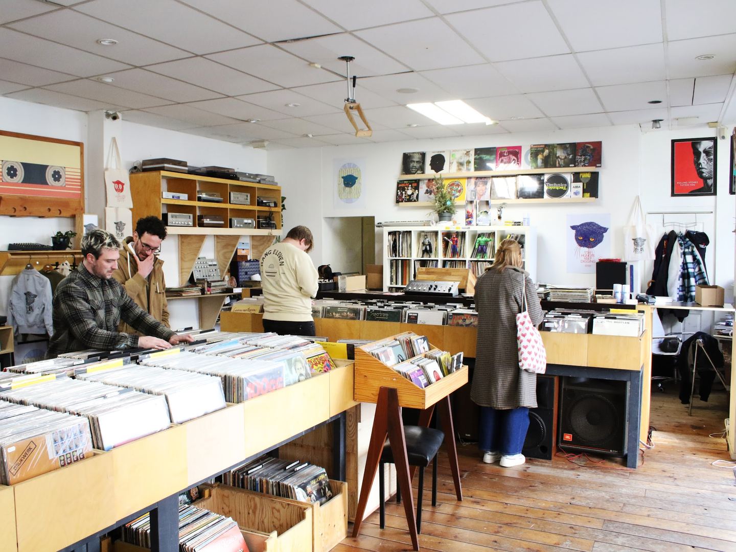 Bakken vol vinyl en wanden met platenhoezen in de winkel van Doogan Records