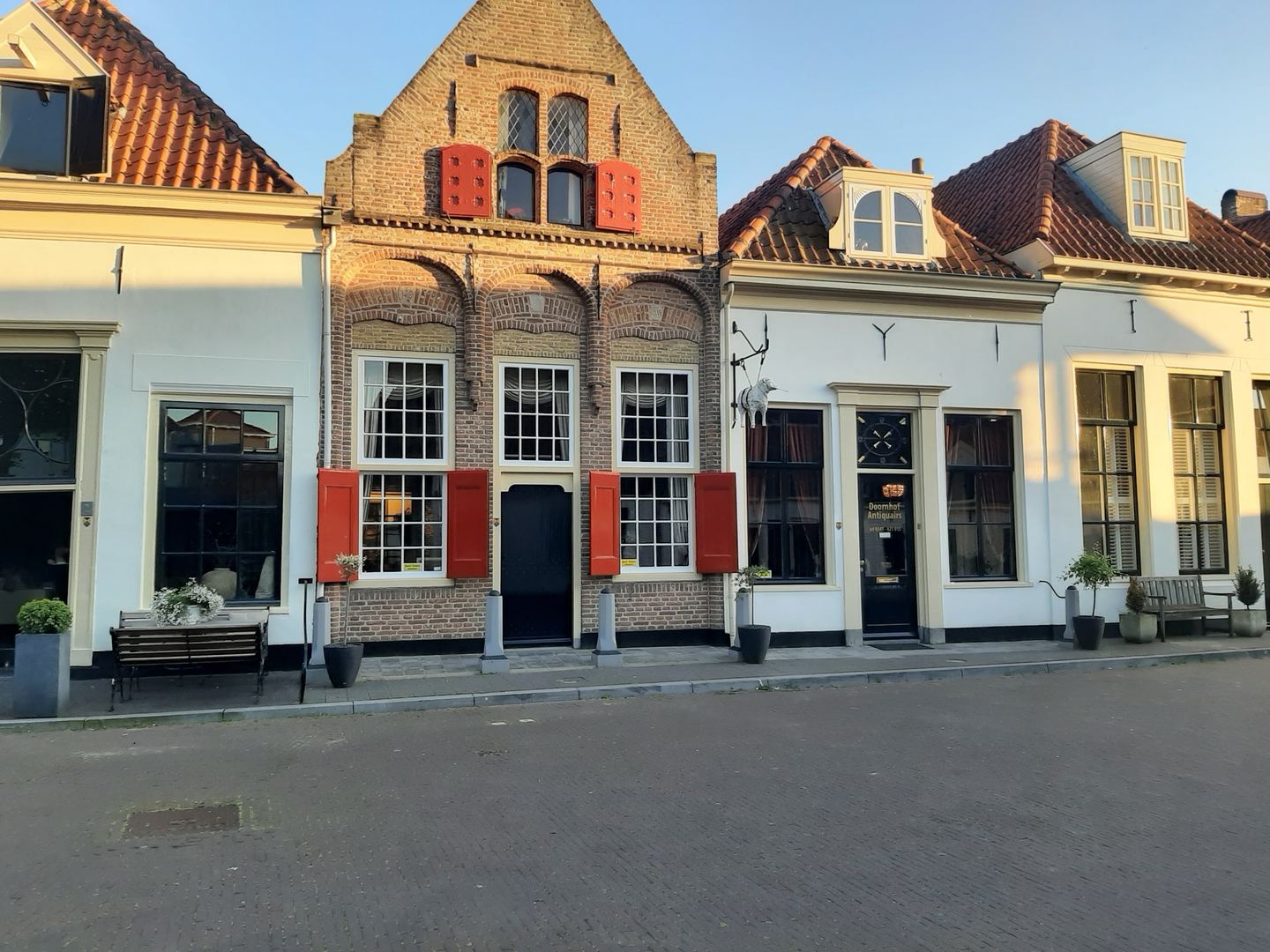 Gevel van Doornhof Antiquairs in twee monumentale panden aan de Vischmarkt