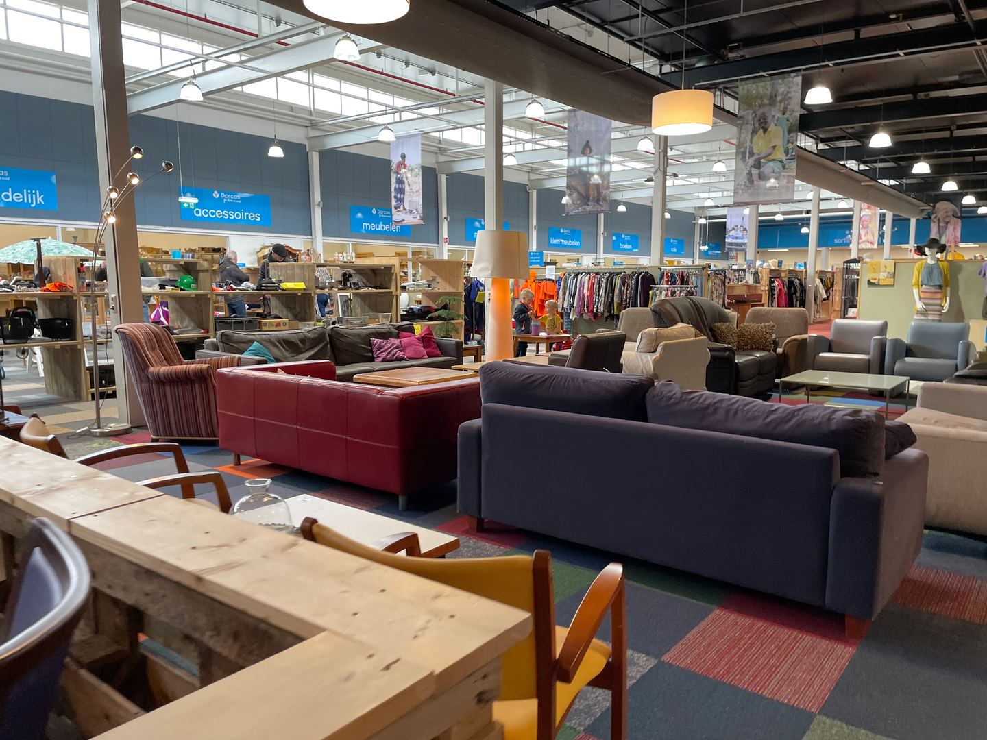 Meubelafdeling van Dorcas Winkel Assen met banken, fauteuils en tafels