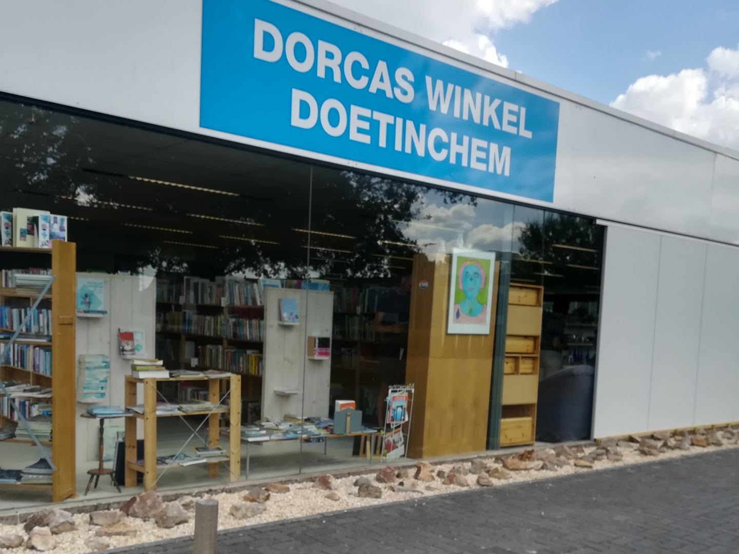 Gevel van Dorcas Winkel Doetinchem met naambord en etalage