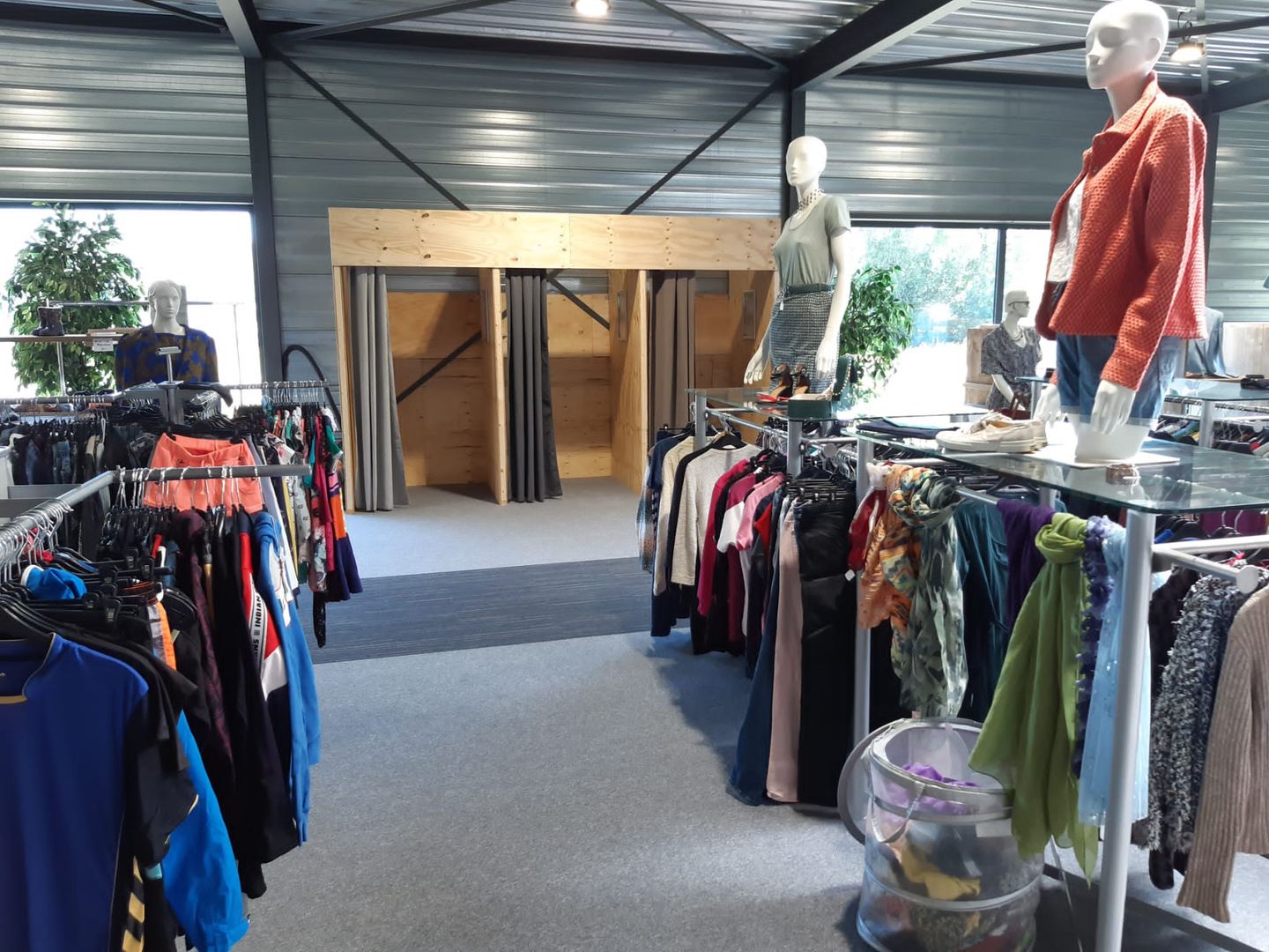 Kledingafdeling van Dorcas Winkel Emmen met rekken en paspoppen