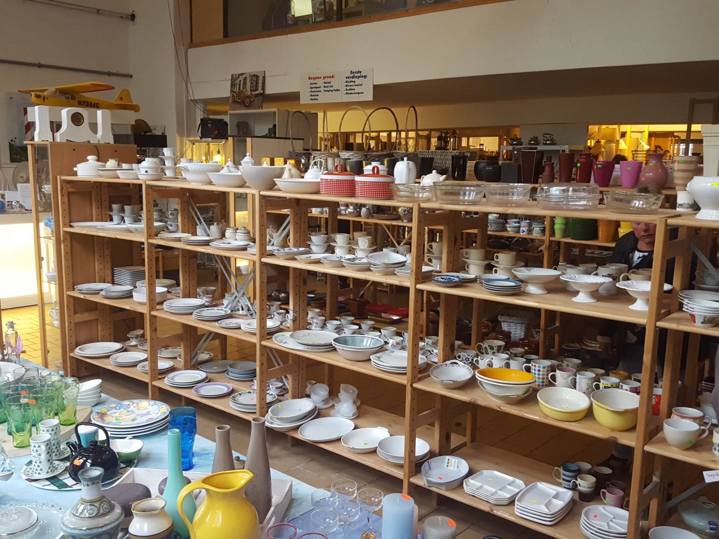 Stellingen met tweedehands servies in Dorcas Winkel Heerenveen