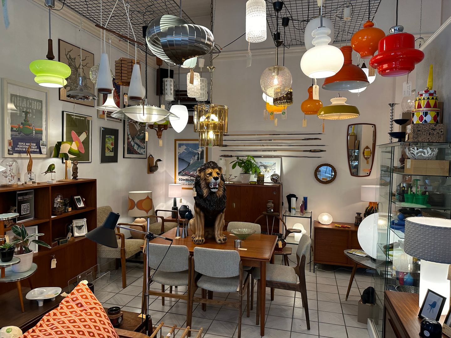 Interieur van Downtown Vintage met kleurrijke hanglampen, kasten, stoelen en een eettafel