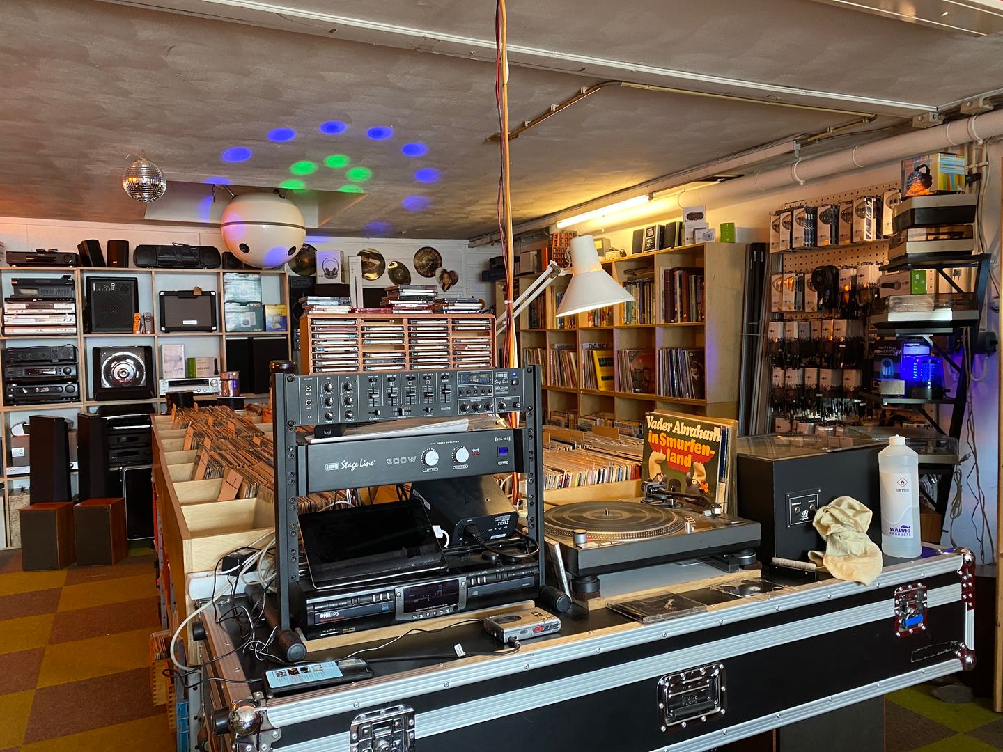 Bakken met platen en een rek met vintage audioapparatuur in D'rommels Goed