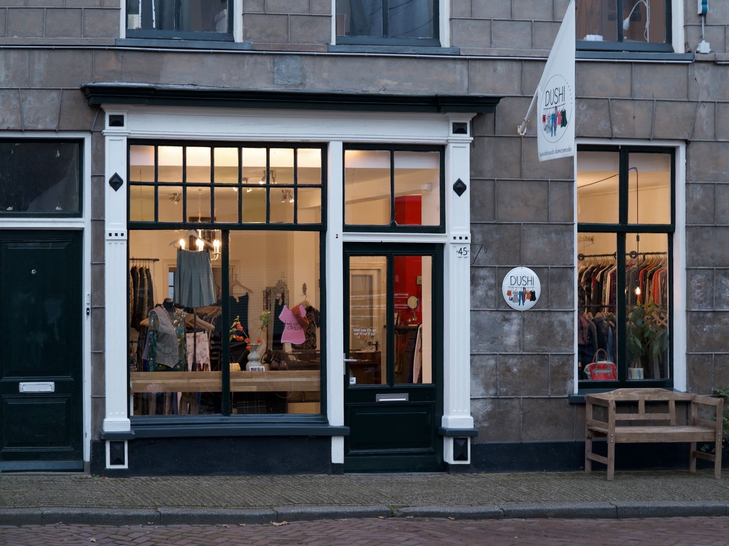 Gevel van Dushi second hand met etalage vol tweedehands damesmode