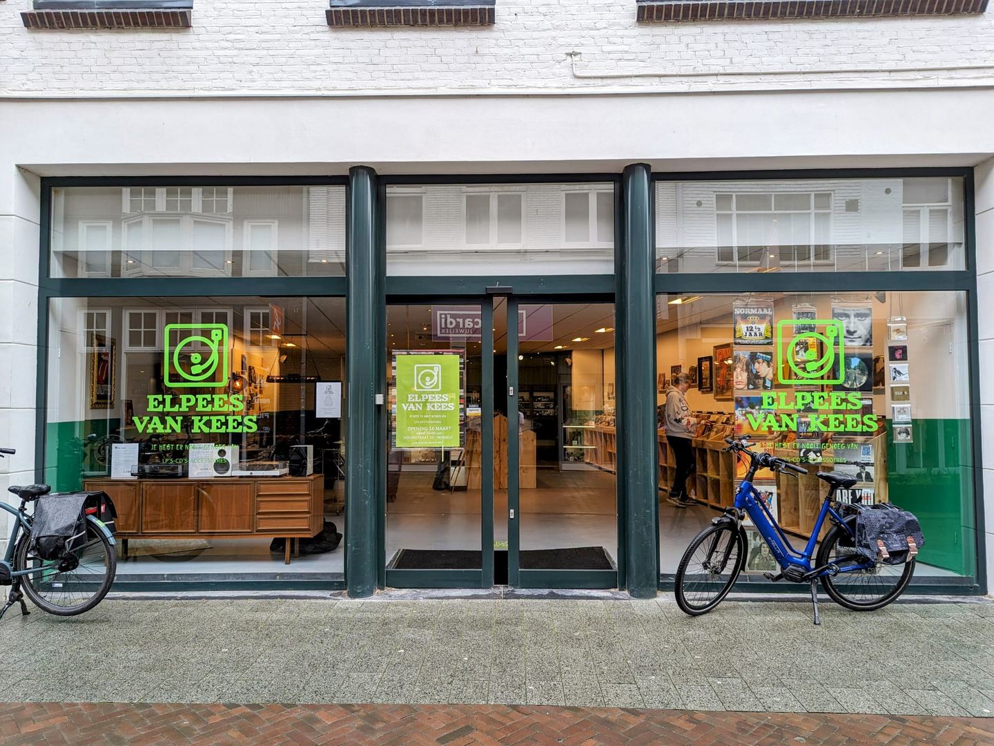 Winkelpui van Elpees van Kees met groene logo's op de ramen