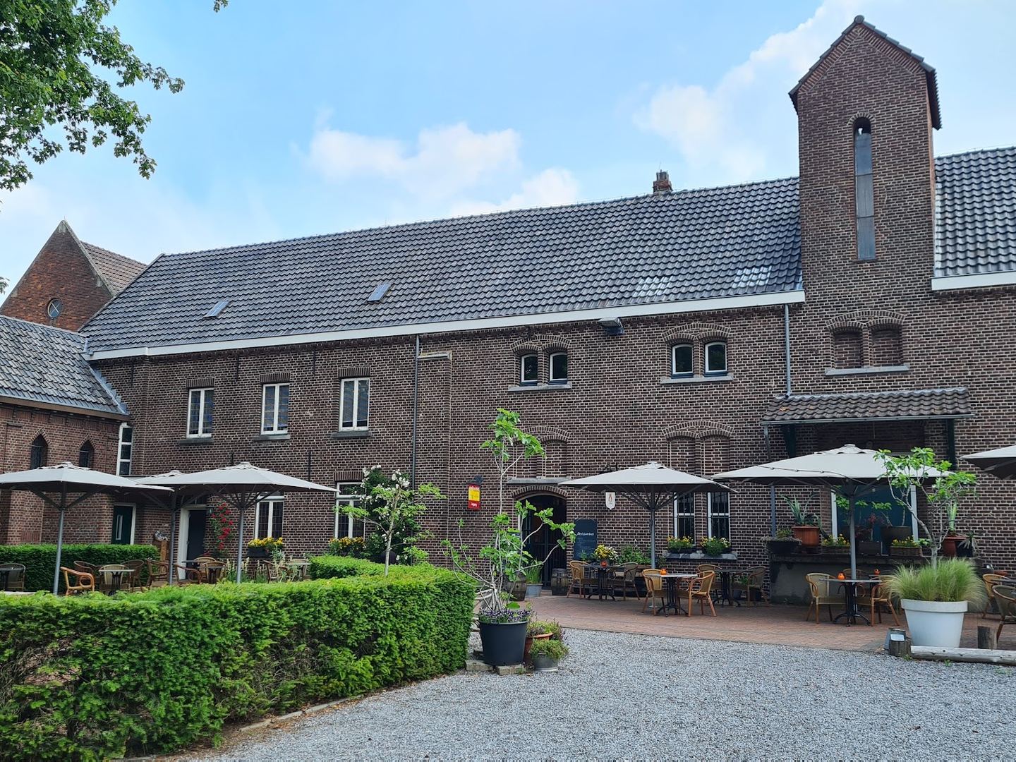 Emmaus Feniks building exterior