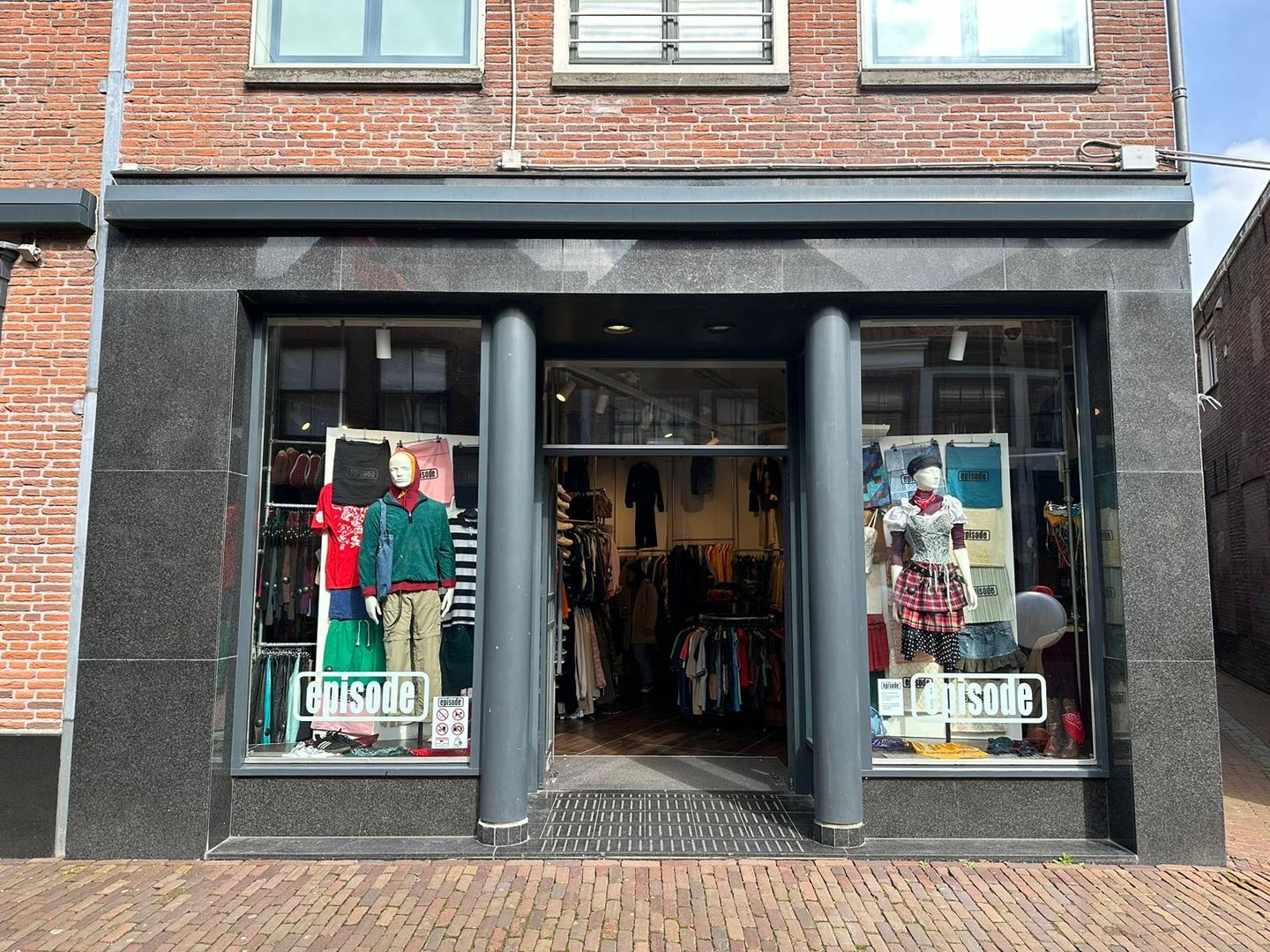 Winkelpui van Episode met twee etalages vol vintage kleding en een open ingang