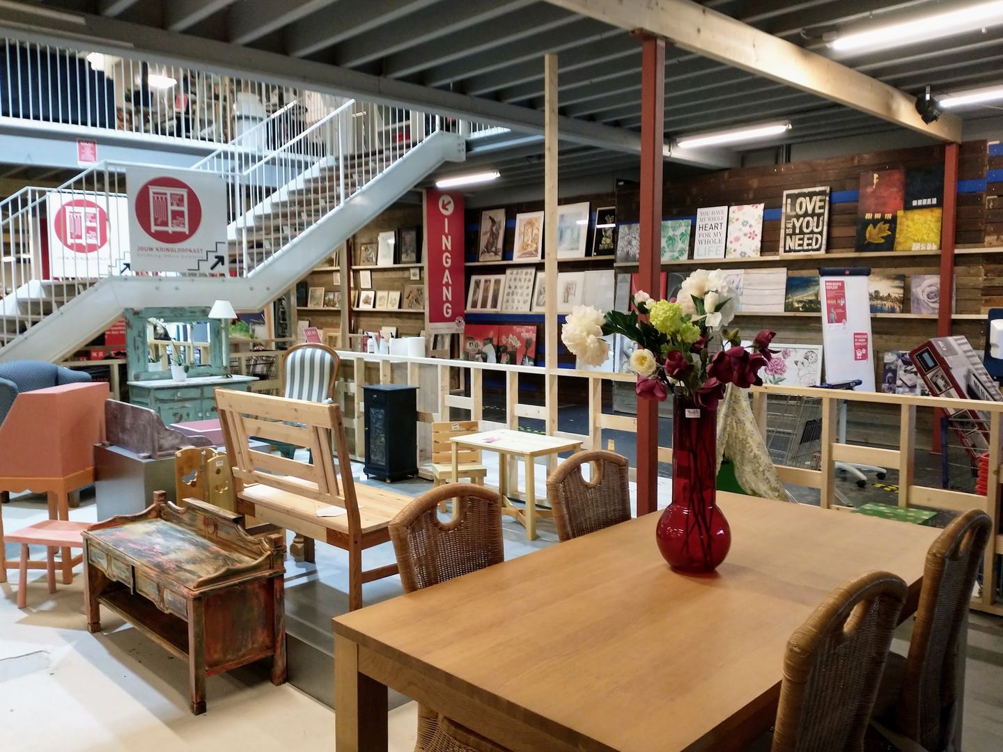 Tafels, stoelen en boekenkasten op de winkelvloer van de Recycle Boulevard