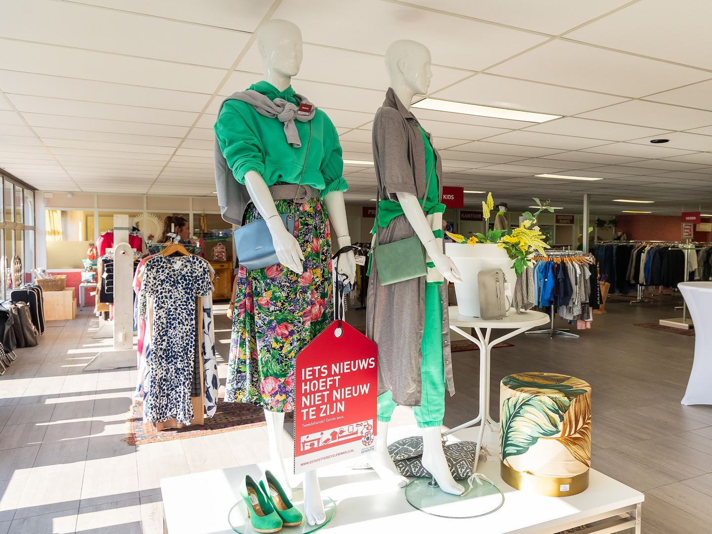 Etalagepoppen en kledingrekken in Estafette recyclewinkel Sneek