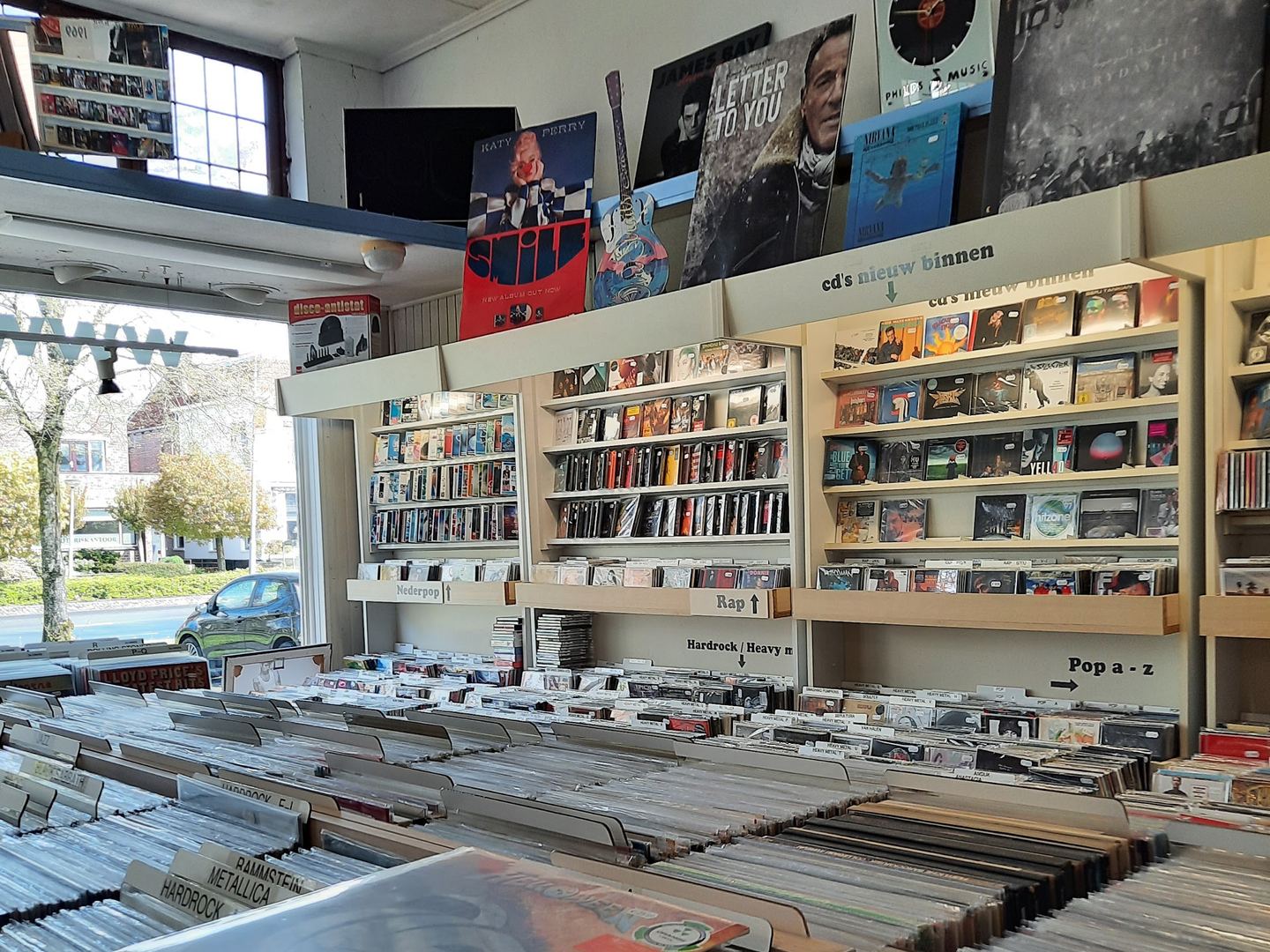 Interieur van platenzaak Evelyn Novacek met bakken vol lp's en wandrekken met cd's