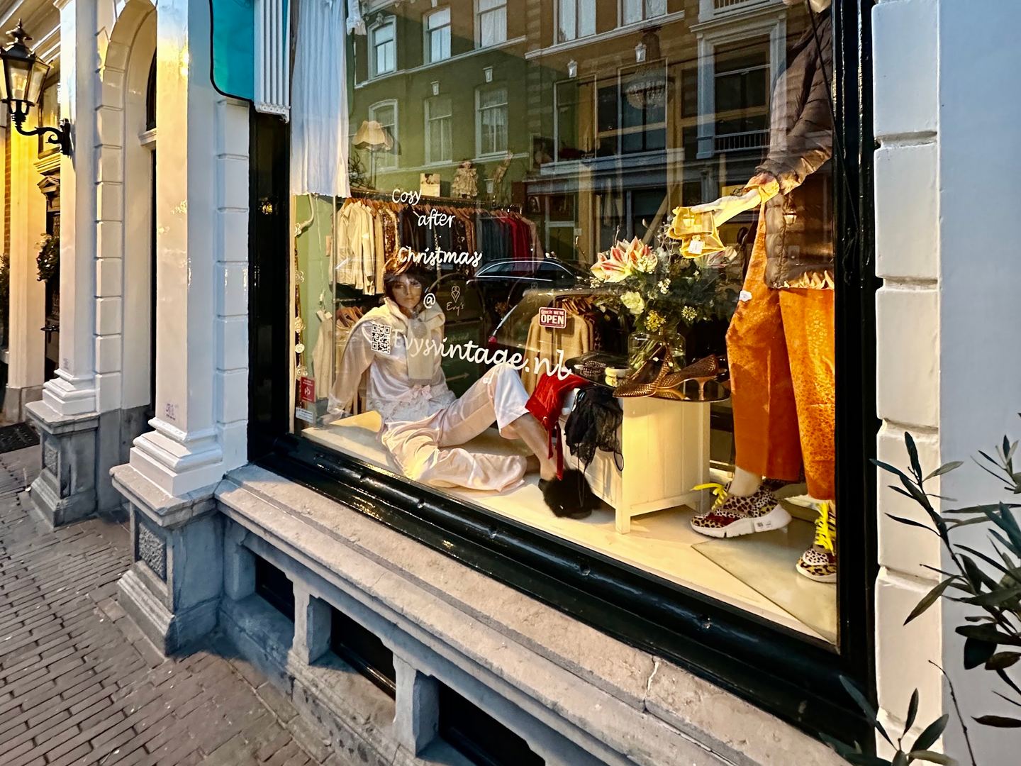 Etalage van Evy's met mannequins en kleding achter het raam van het monumentale pand