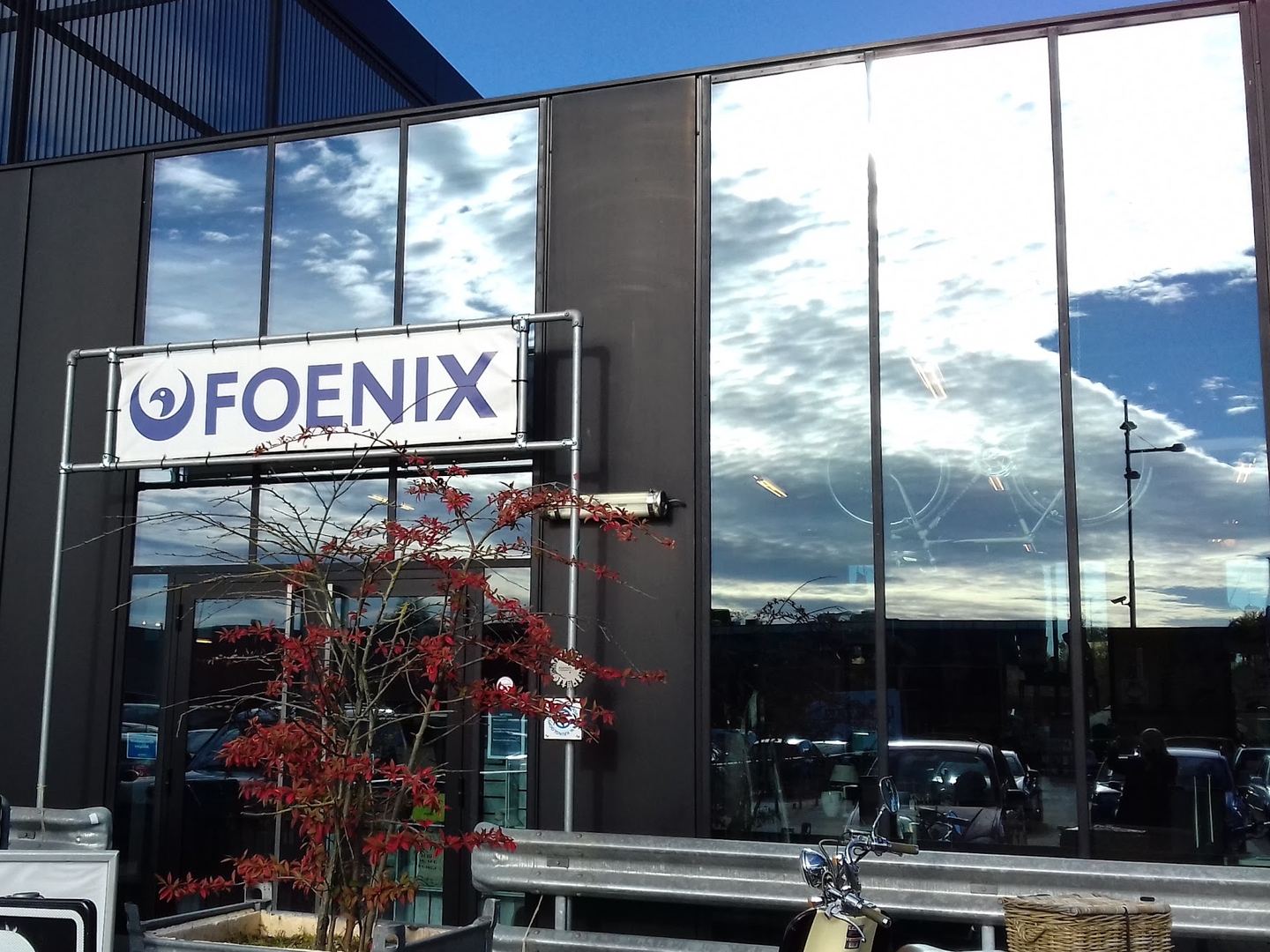 Glazen gevel van Foenix met het logo boven de ingang