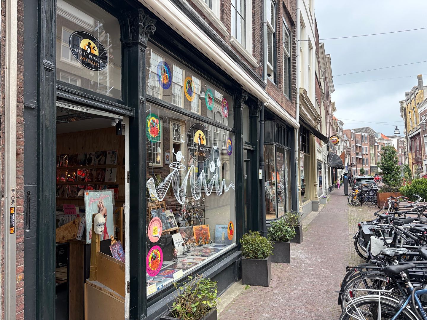Gevel van Get Back Music met platenhoezen in de etalage en de open winkeldeur