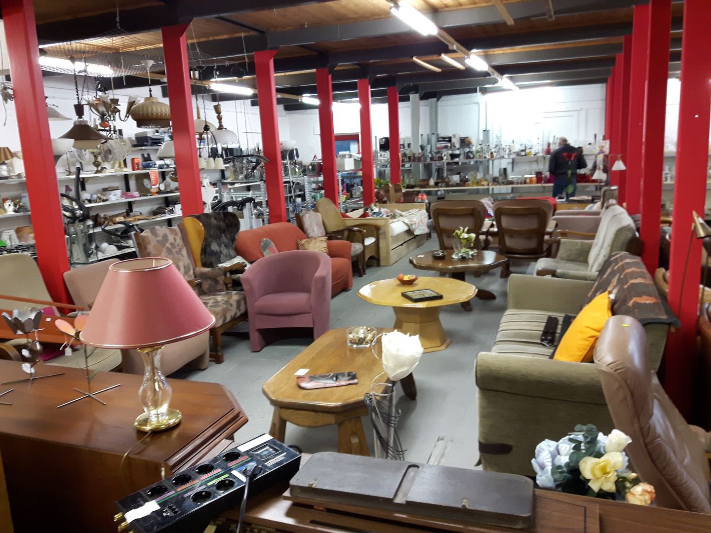 Fauteuils, tafels, lampen en huisraad in GoudGoed Buitenpost