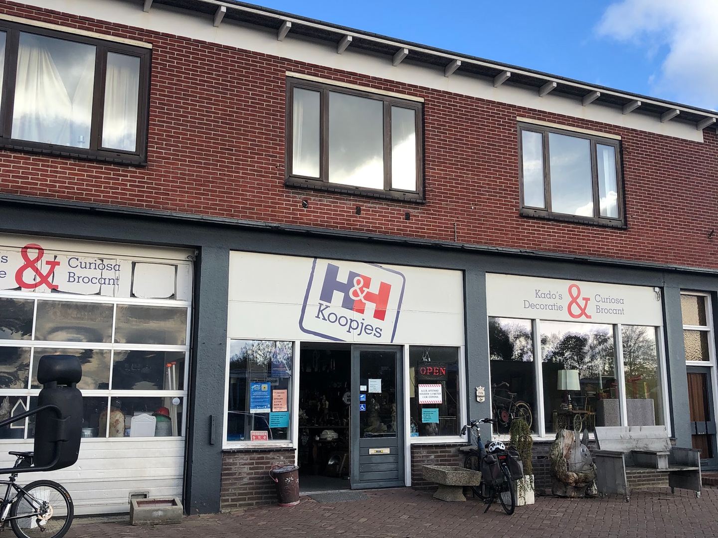 Exterior view of H&H Koopjes storefront