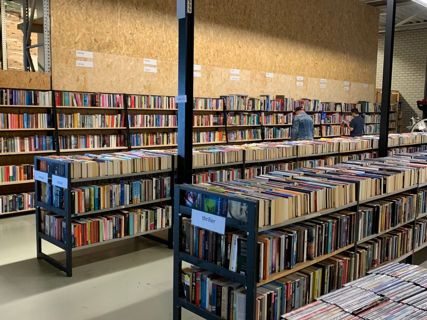 Lange rijen boekenkasten in de boekenafdeling van Hart in Friesland