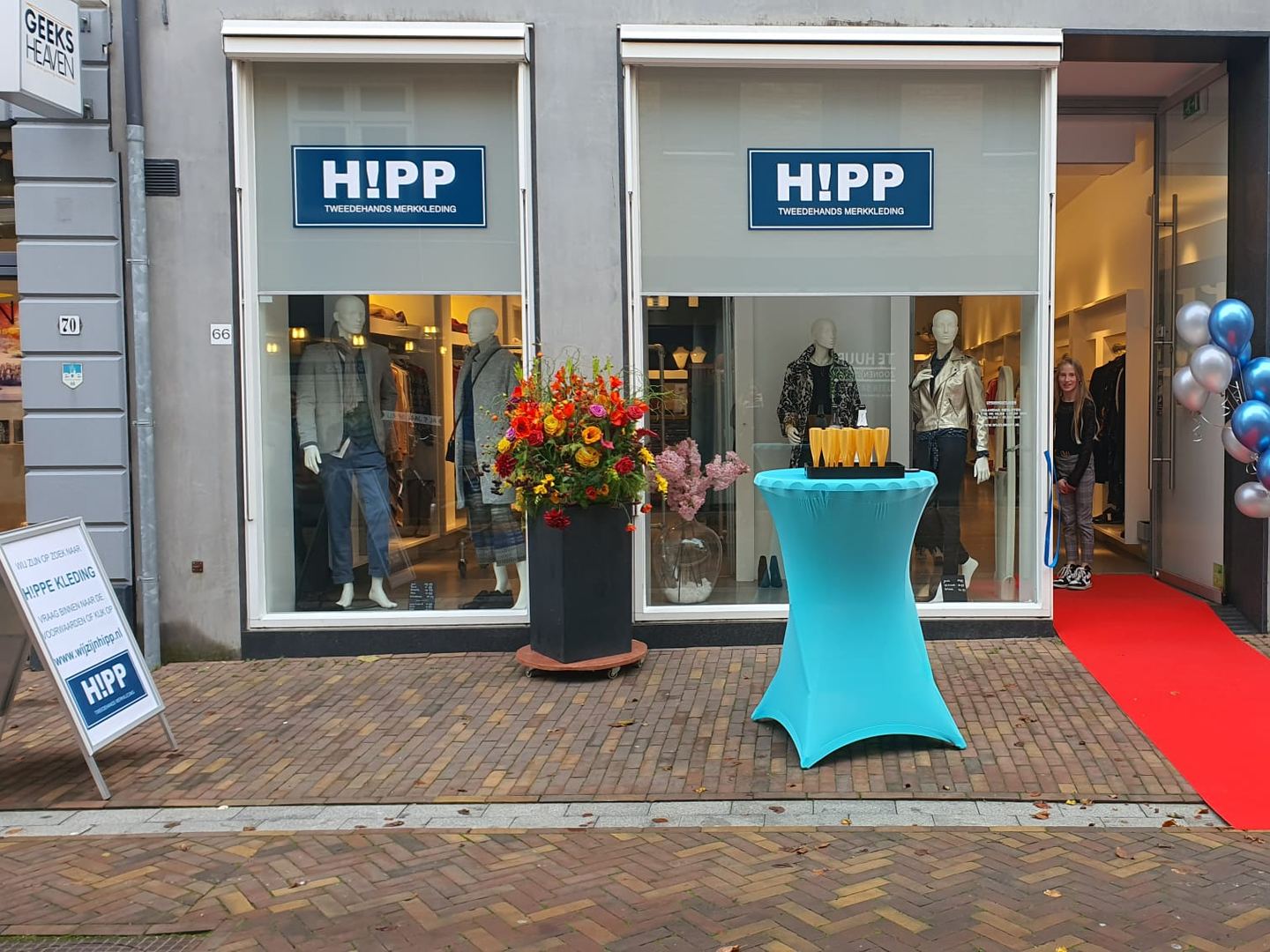 Winkelpui van HIPP Ede met etalagepoppen achter de ramen