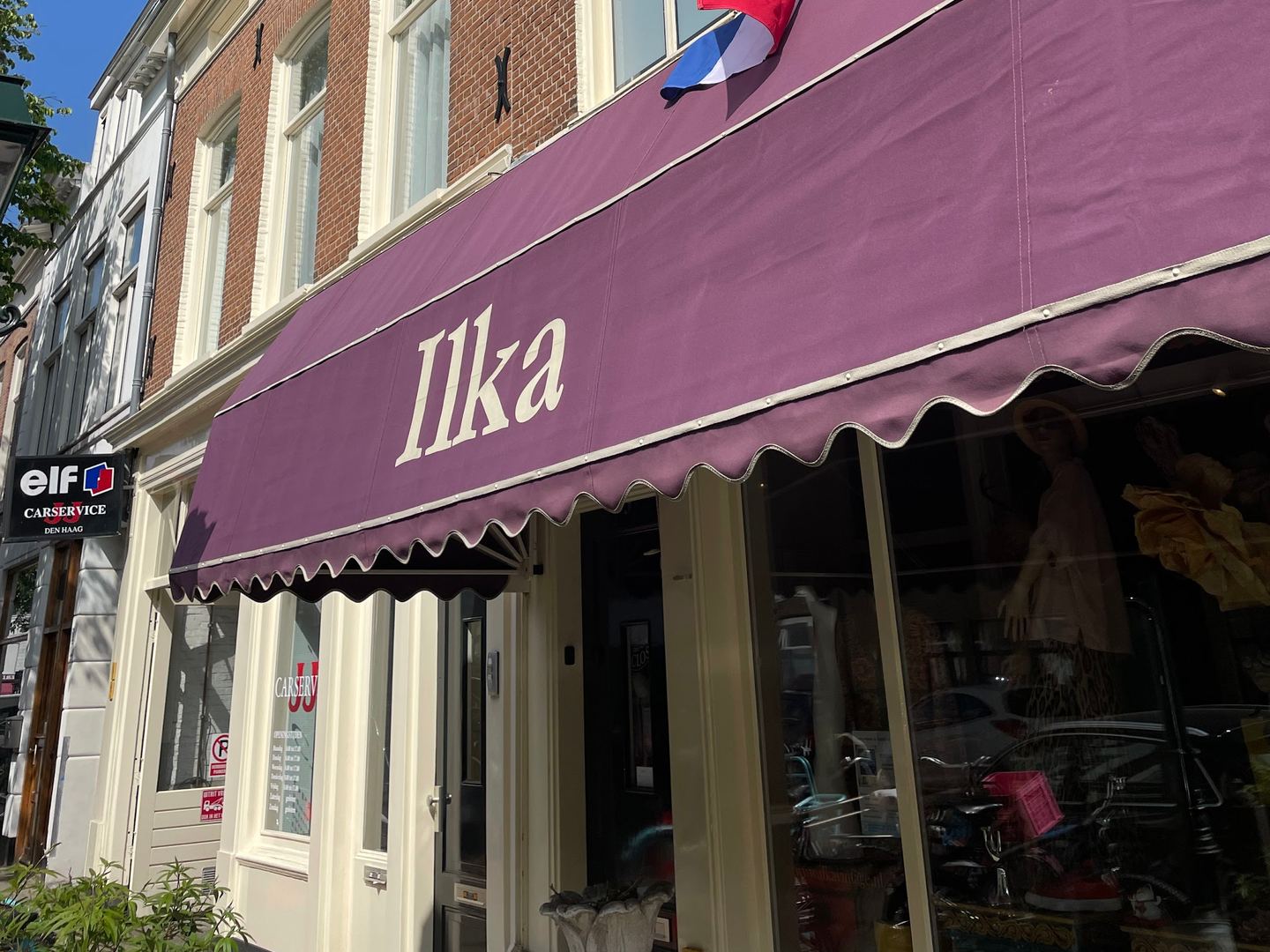 Gevel van Ilka Vintage met paarse luifel met de naam Ilka boven de etalage