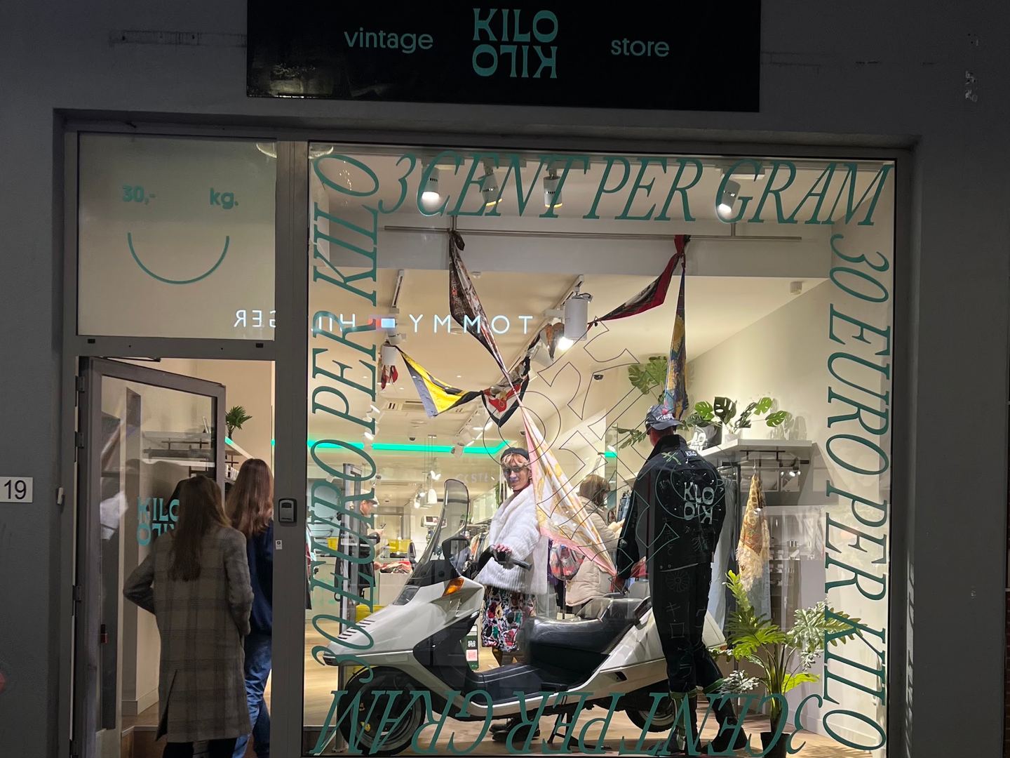 Winkelpui van Kilo Kilo Store Den Haag Lange Poten met zwart naambord en etalage