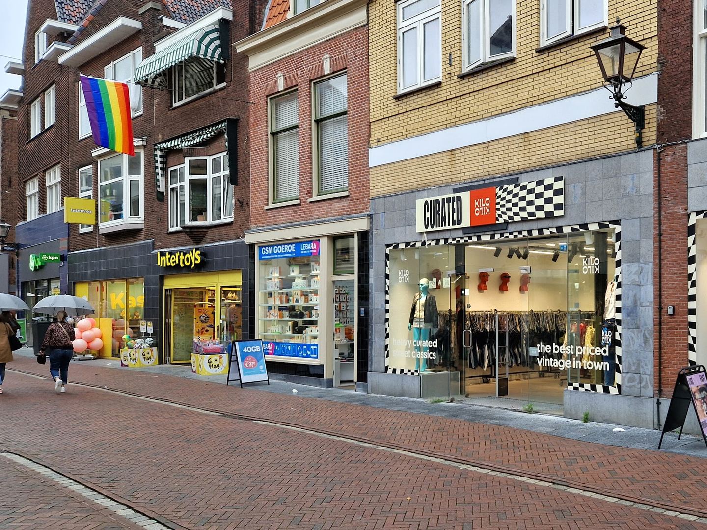 Winkelpui van Curated Kilo Kilo met zwart-wit geblokte etalagekaders en rekken vol vintage kleding