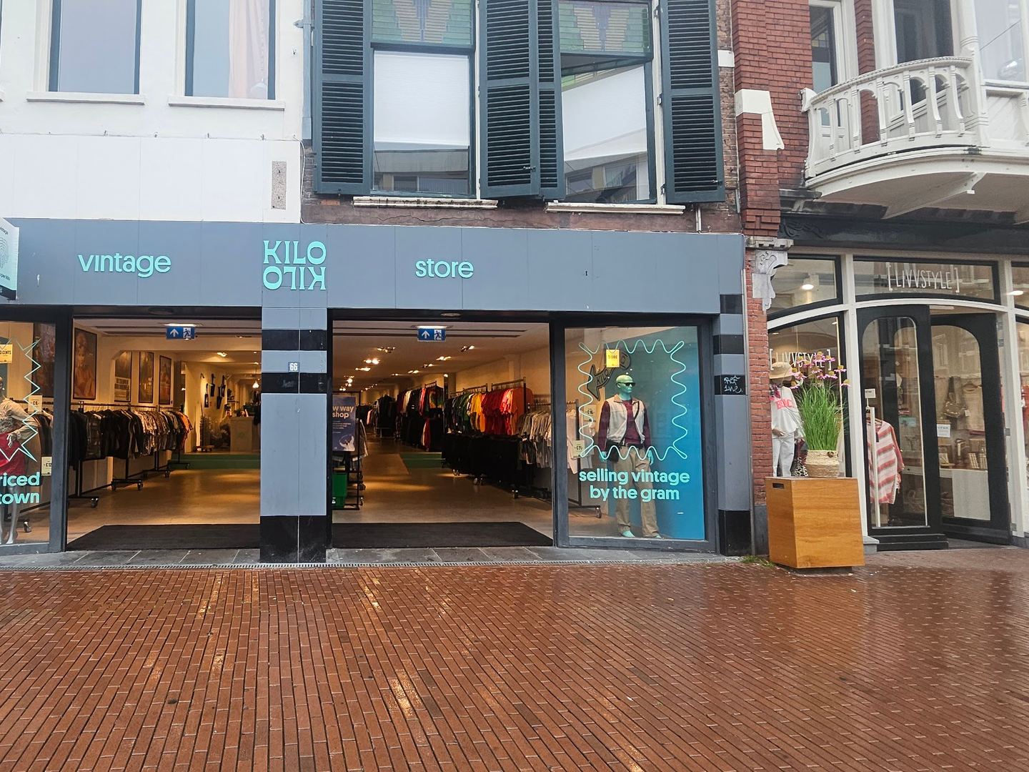 Brede winkelpui van Kilo Kilo met grote etalageramen in de Molenstraat