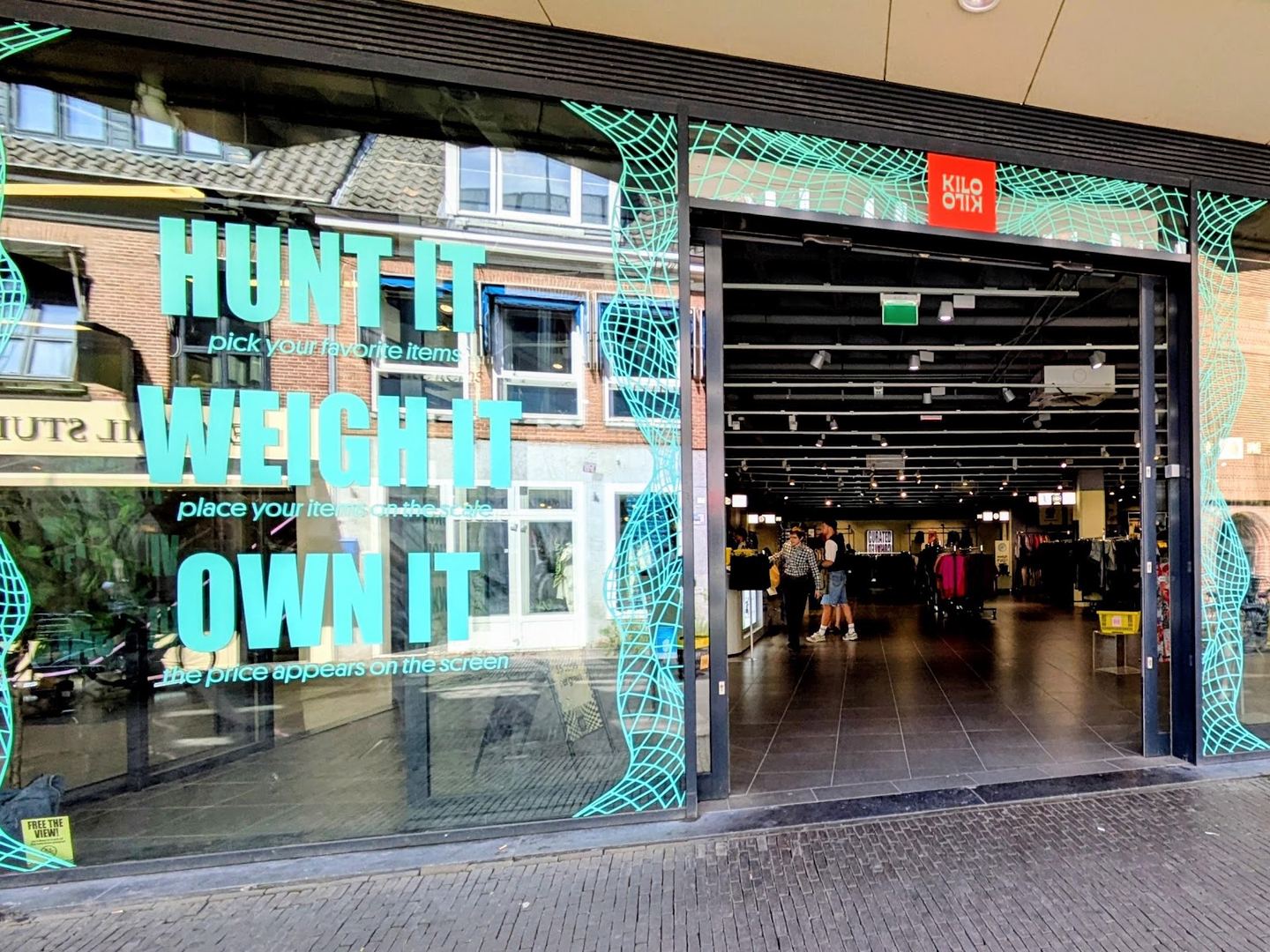 Gevel van Kilo Kilo Store Utrecht met de raamteksten Hunt it, Weigh it, Own it