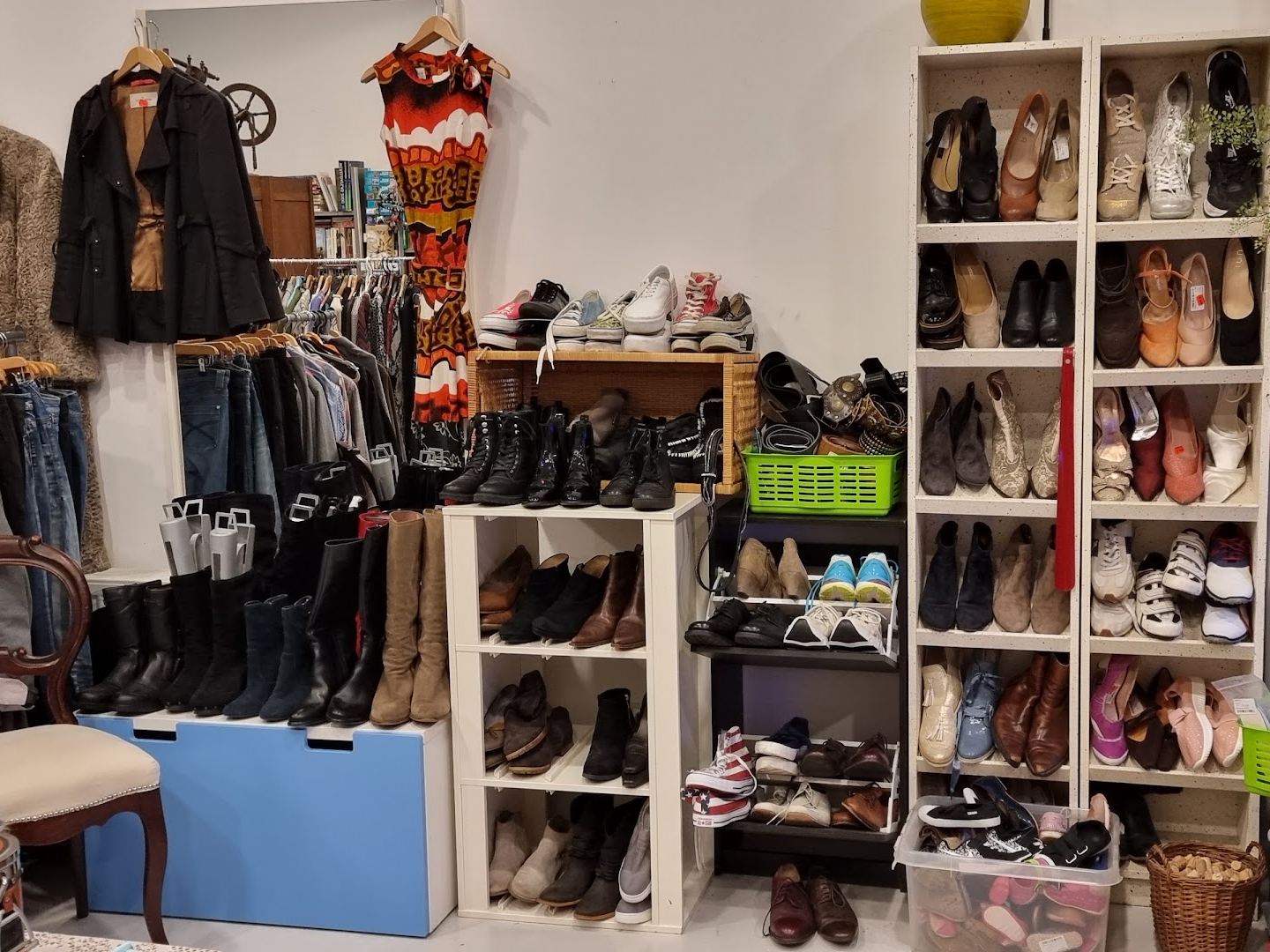 Rekken met kleding, schoenen en woonaccessoires in Kletsboel