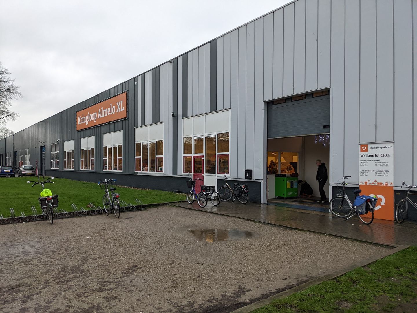 Bedrijfspand van Kringloop Almelo met oranje naambord