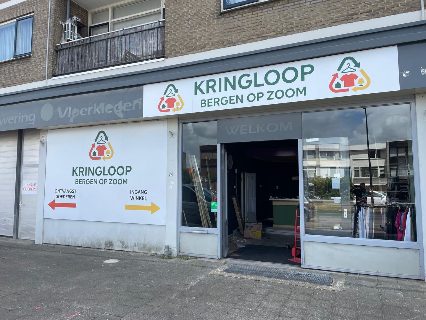Winkelpui van Kringloop Bergen op Zoom met naambord boven de ingang