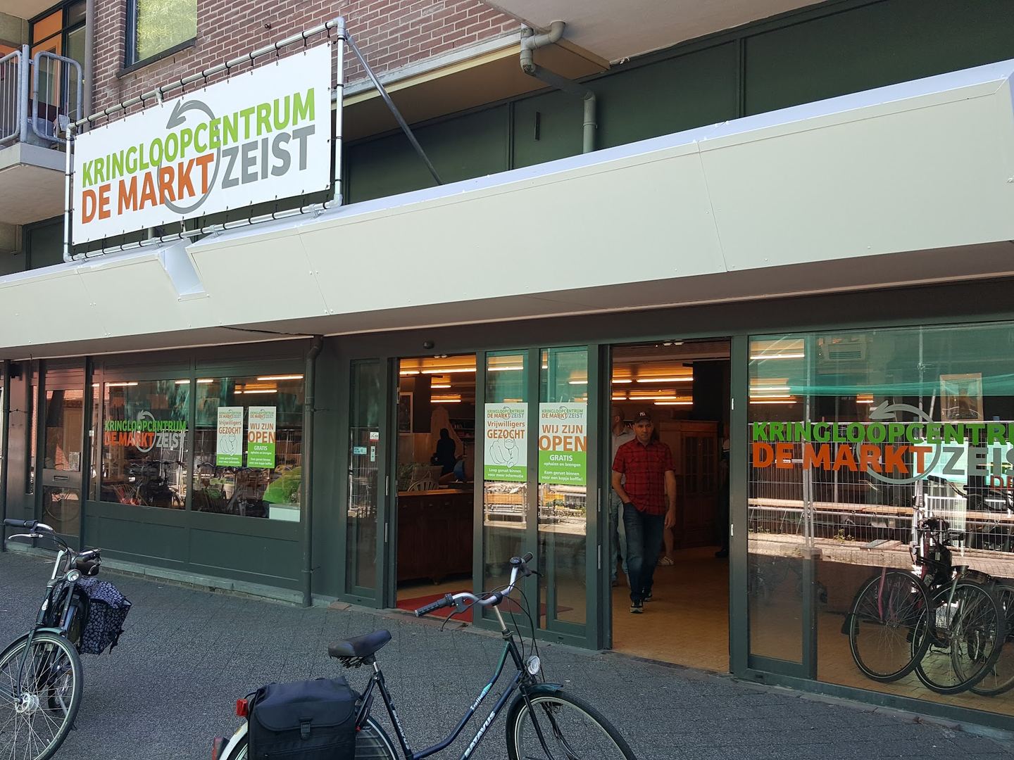 Winkelpui van Kringloop De Markt Zeist met naambord boven de glazen ingang