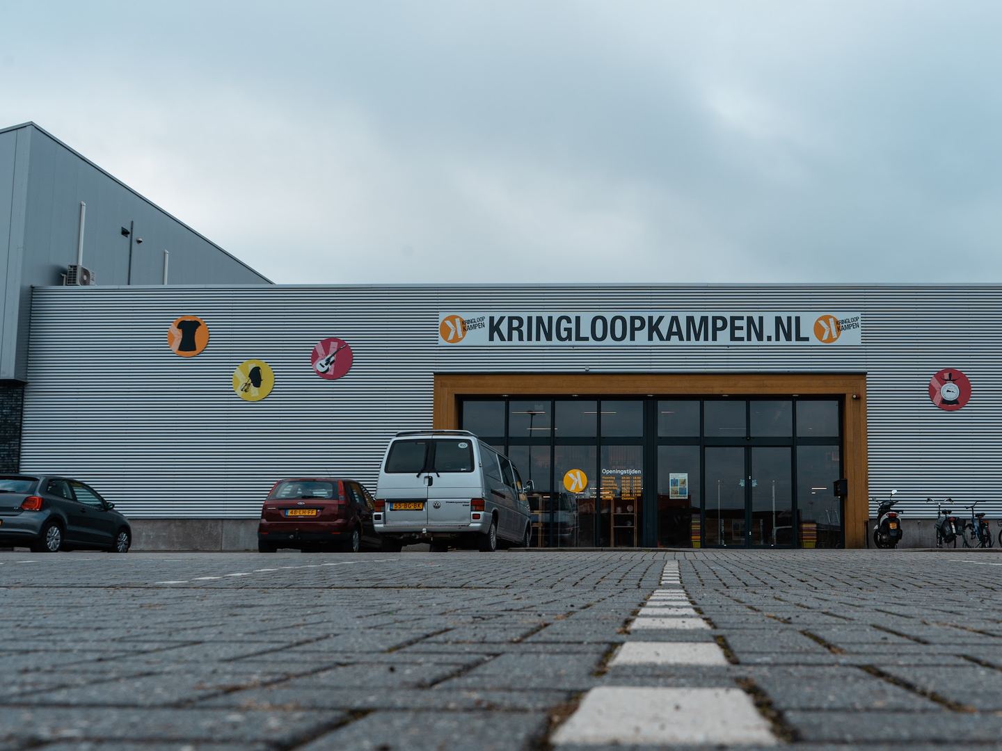 Gevel van Kringloop Kampen met de naam boven de ingang