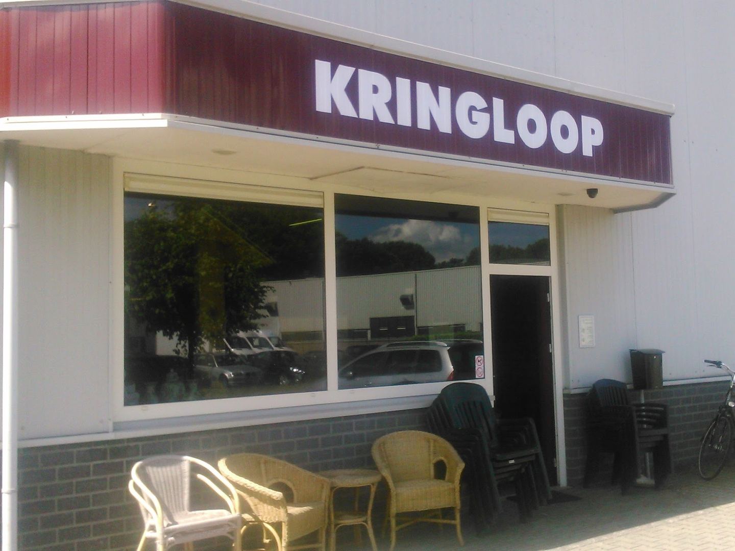Gevel van Kringloop MaGe met het opschrift Kringloop boven de etalage