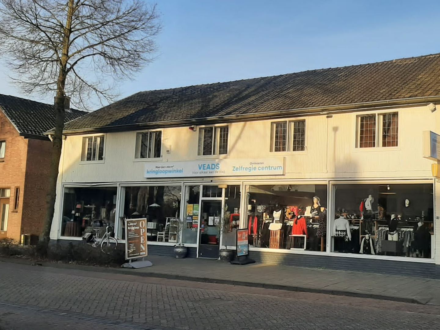 Wit pand van Kringloop Veads met brede etalageramen