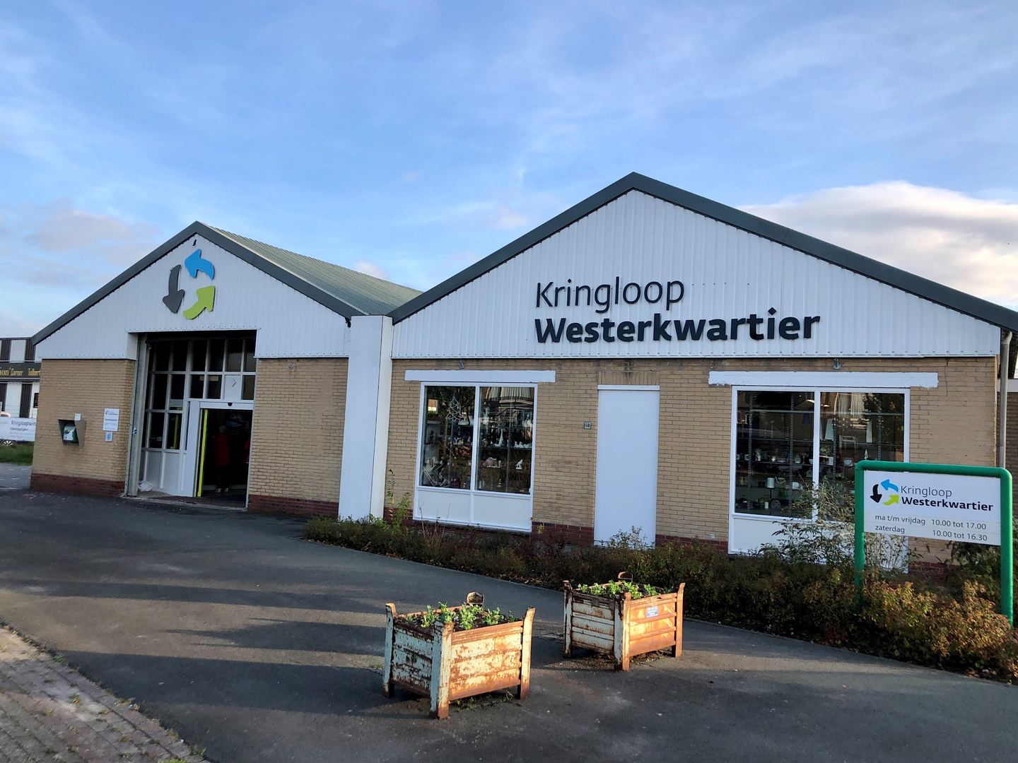 Gevel van Kringloop Westerkwartier met naambord en ingang