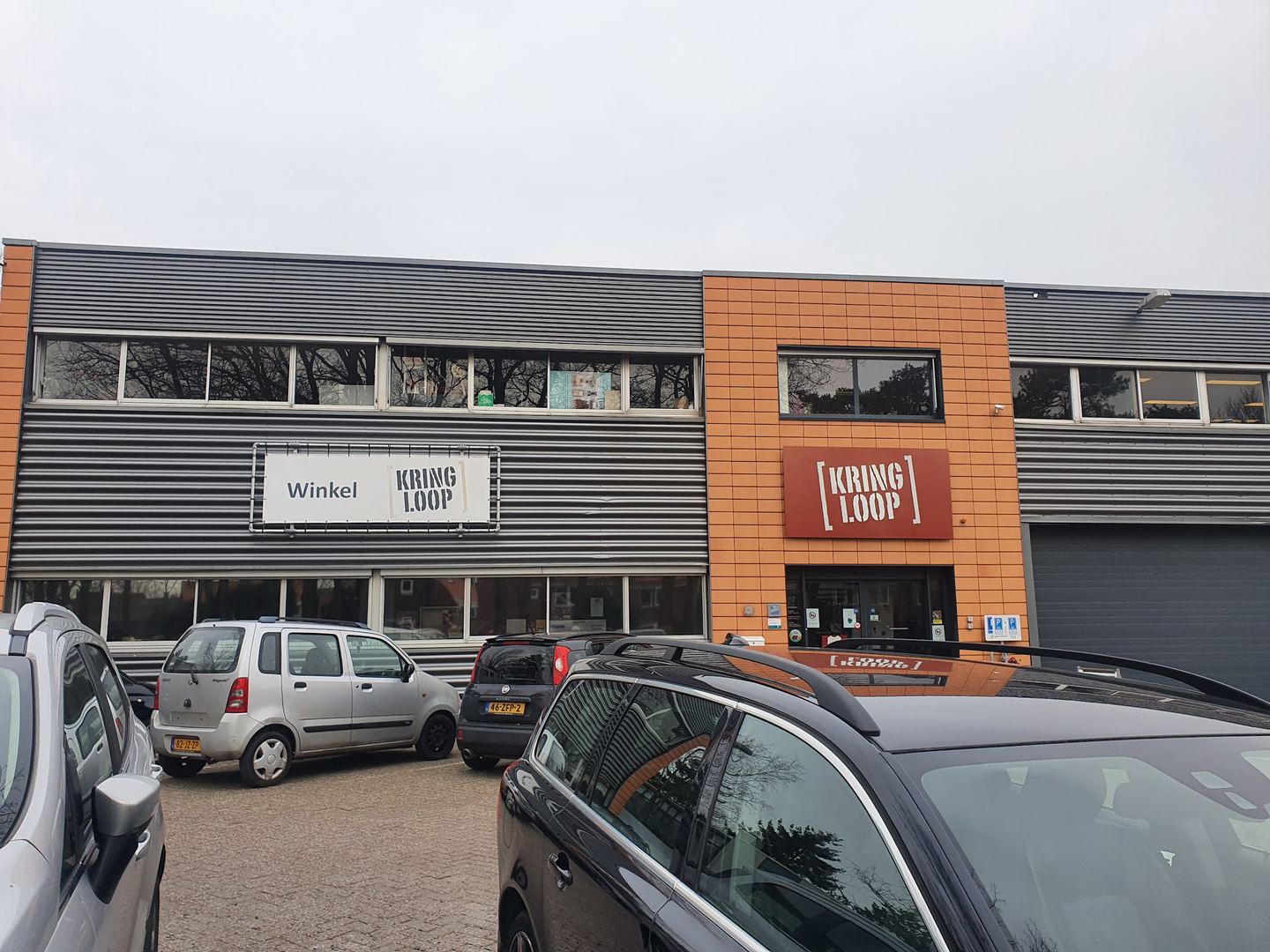 Pand van Kringloop Zeist met de borden Winkel en Kringloop boven de ingang