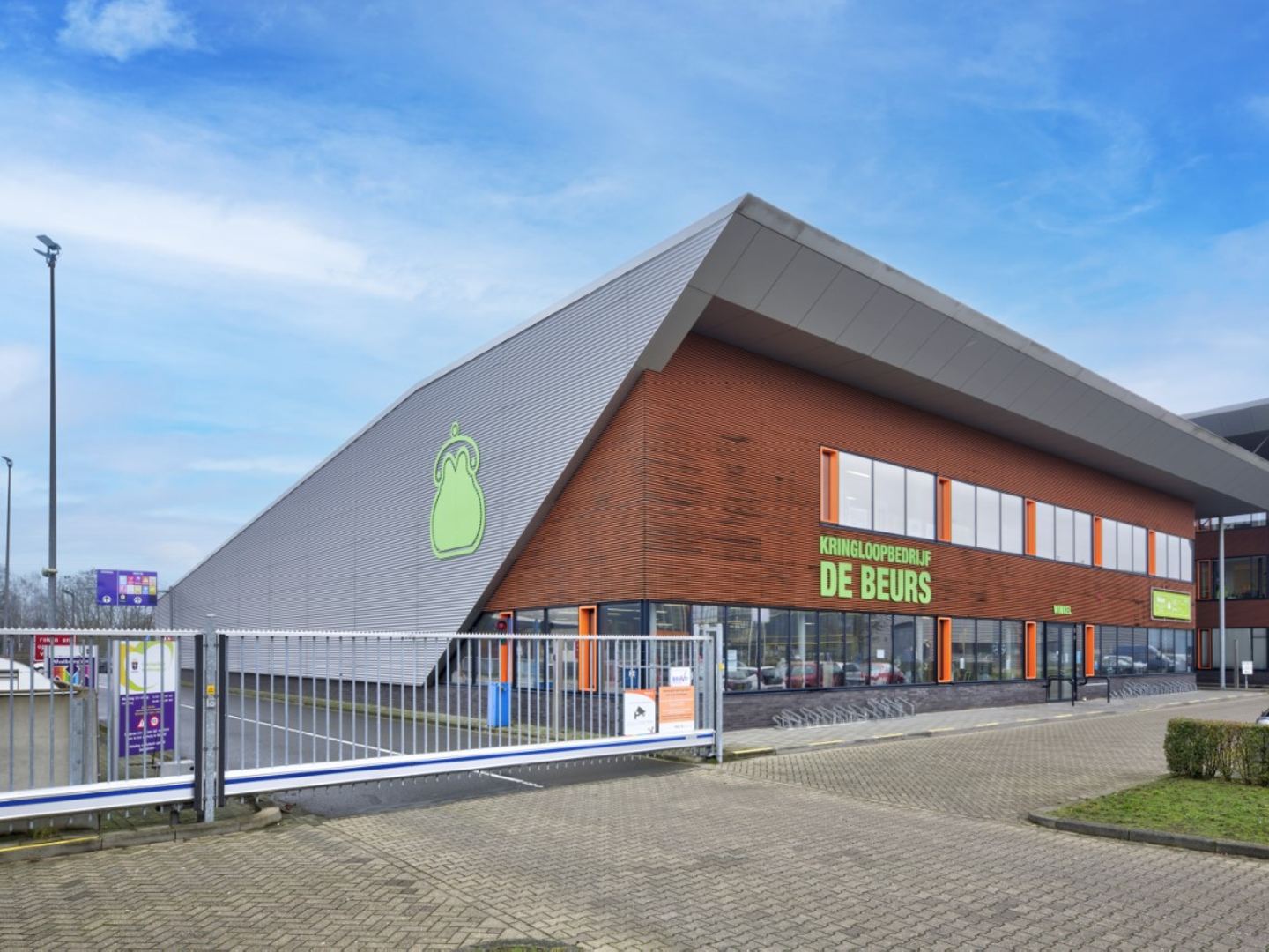 Gevel van Kringloopbedrijf De Beurs met de naam op het pand