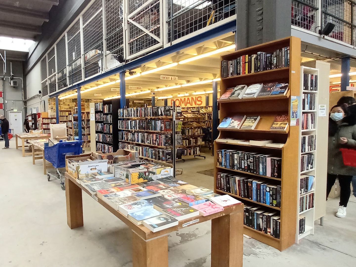 Boekenafdeling van Kringloopcentrum Amersfoort met volle kasten en tafels met boeken
