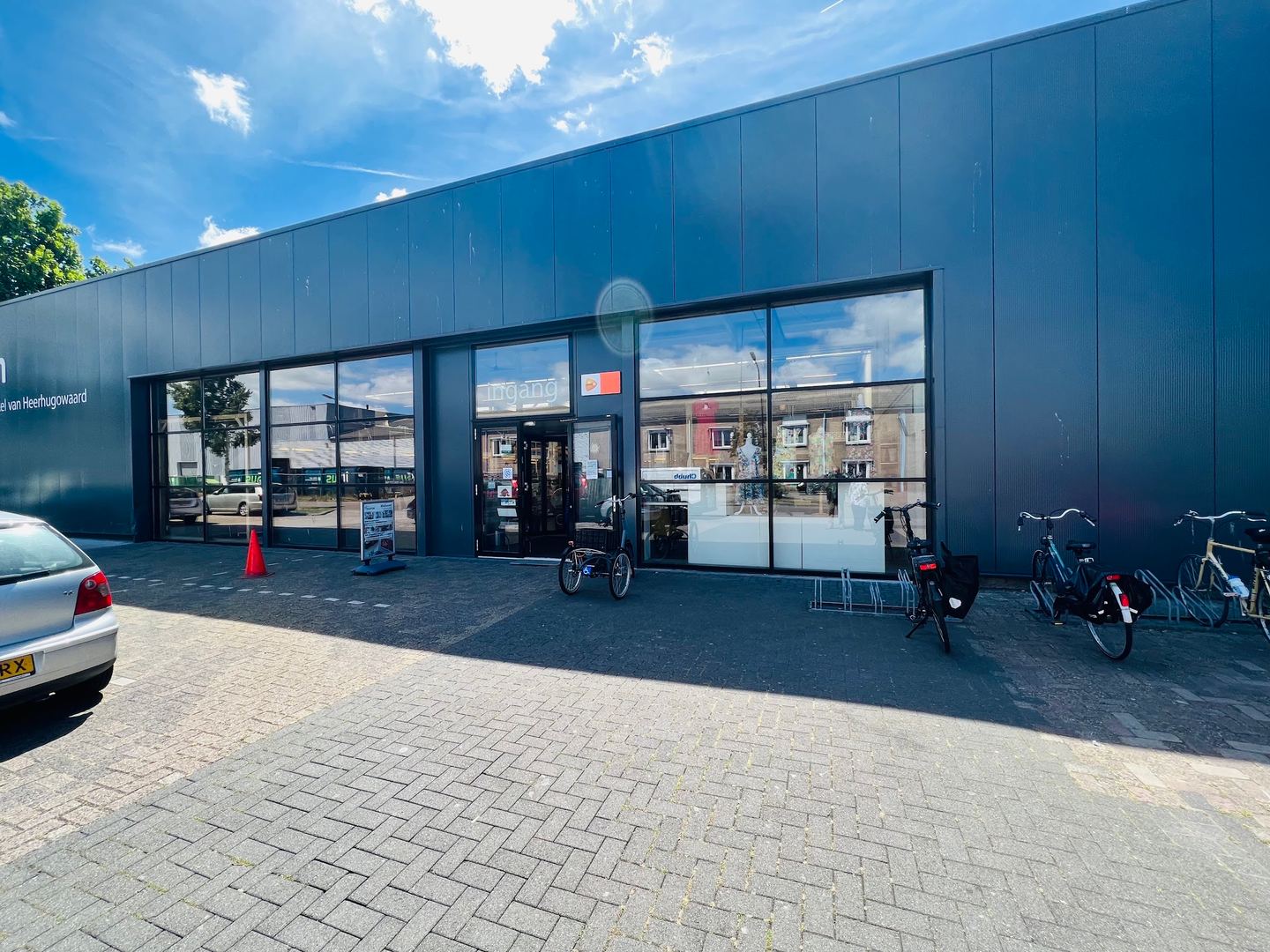 Gevel van Kringloopwinkel RataPlan Heerhugowaard met glazen pui en fietsenrekken